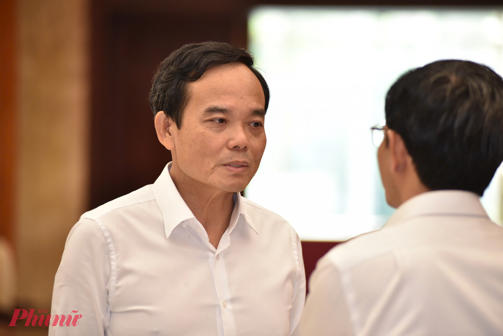 Bí thư Thành ủy TPHCM Trần Lưu Quang trao đổi cùng các đại biểu trước giờ diễn ra hội nghị - Ảnh: Thanh Tâm