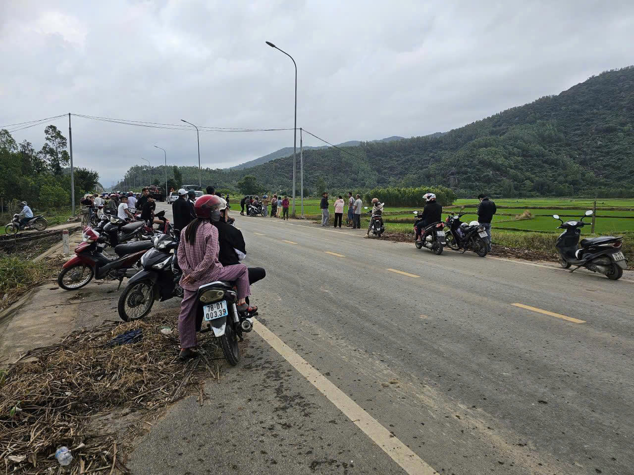 Nhiều người dân kéo đến theo dõi vụ việc - ảnh: H.T.