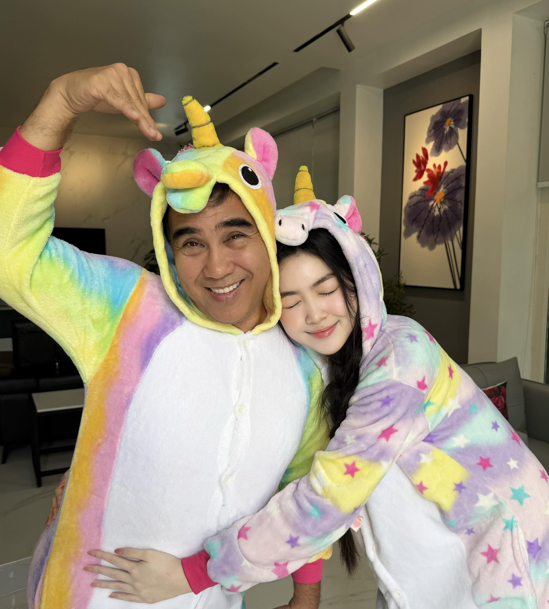 Nghệ sĩ Quyền Linh thường tham gia quay các video hài hước với con gái 