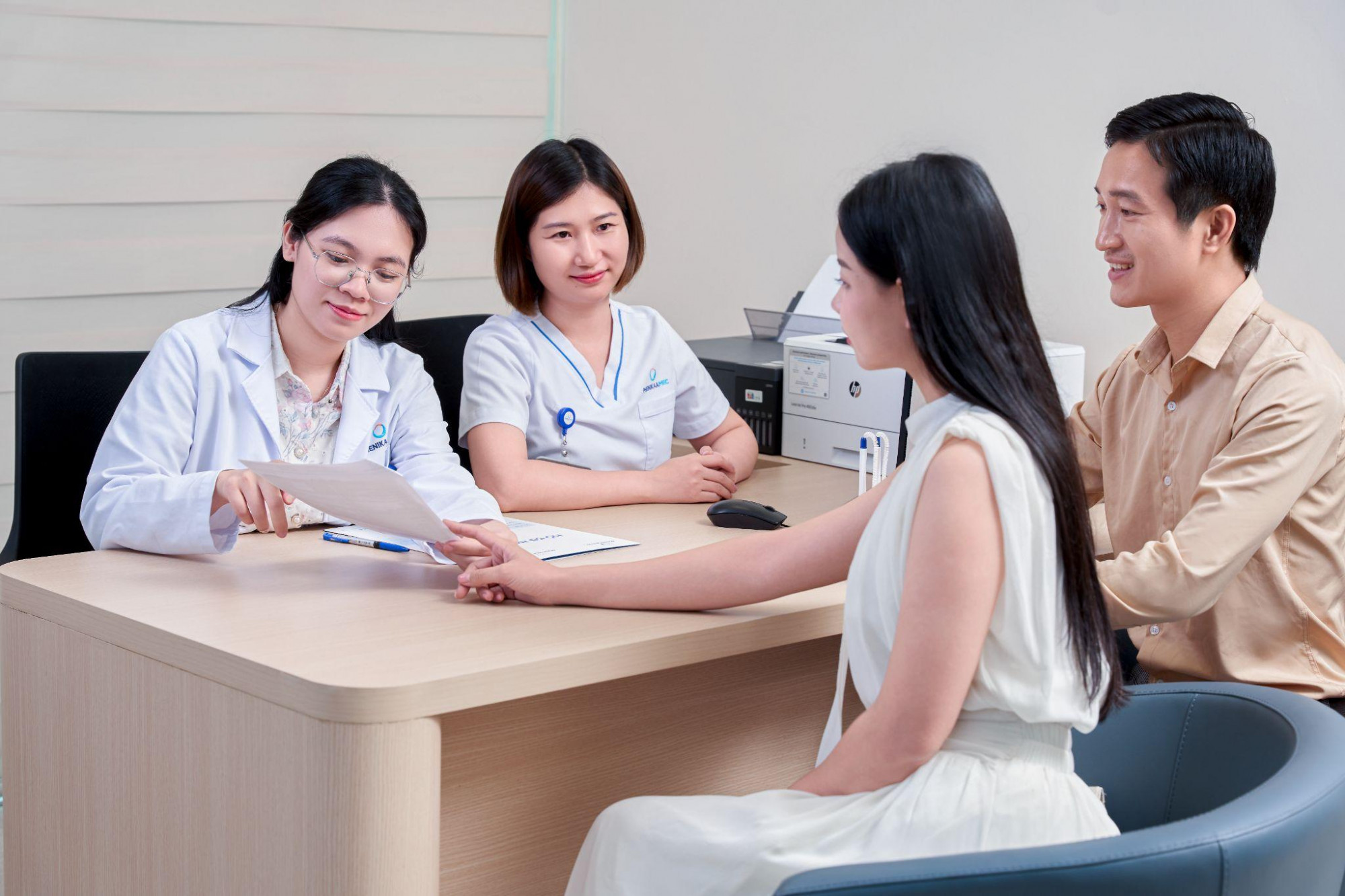 Khi nhận thấy các dấu hiệu bất thường, bạn nên đi thăm khám sớm để được bác sĩ chuyên khoa tư vấn - Ảnh: PhenikaaMec