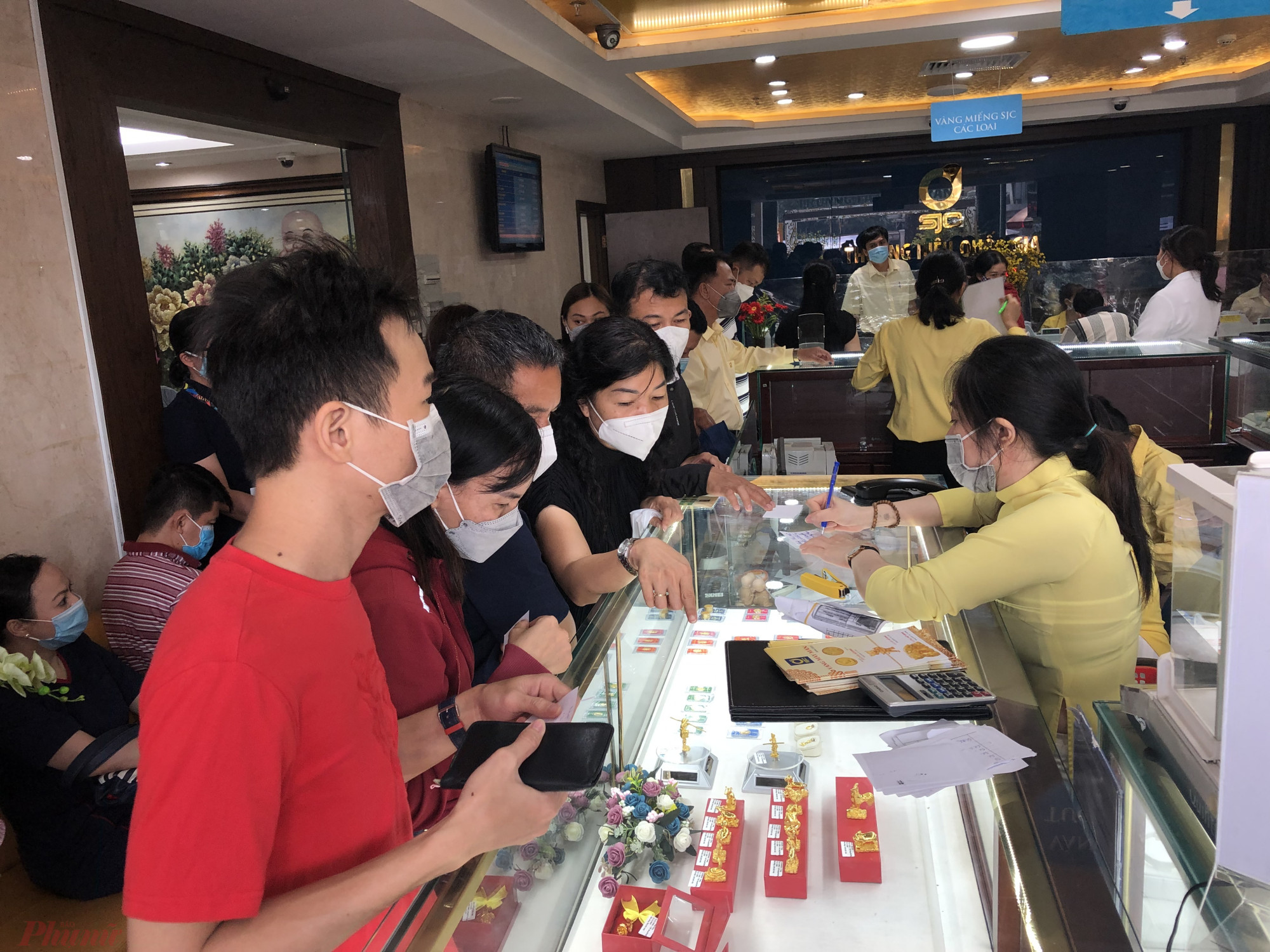 Giá vàng tăng rất cao nhưng lực mua vào của người dân vẫn rất mạnh - Ảnh: Thanh Hoa