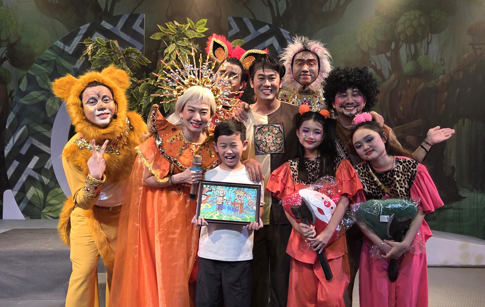 Bé Mon khoe bức tranh vẽ tặng các nghệ sĩ trong vở Náo động rừng cổ tích - Ảnh: NGỌC TUYẾT