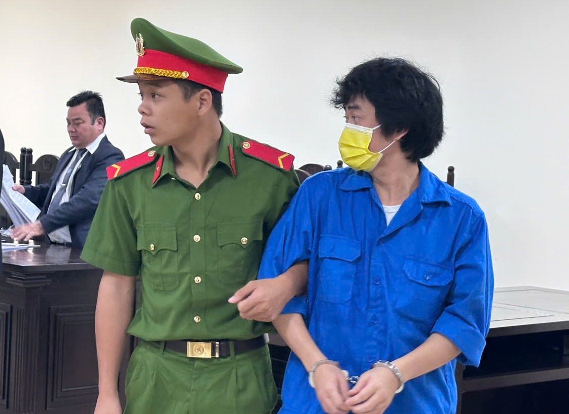 Các bị cáo được dẫn giải đến phiên tòa - ảnh: T.D.