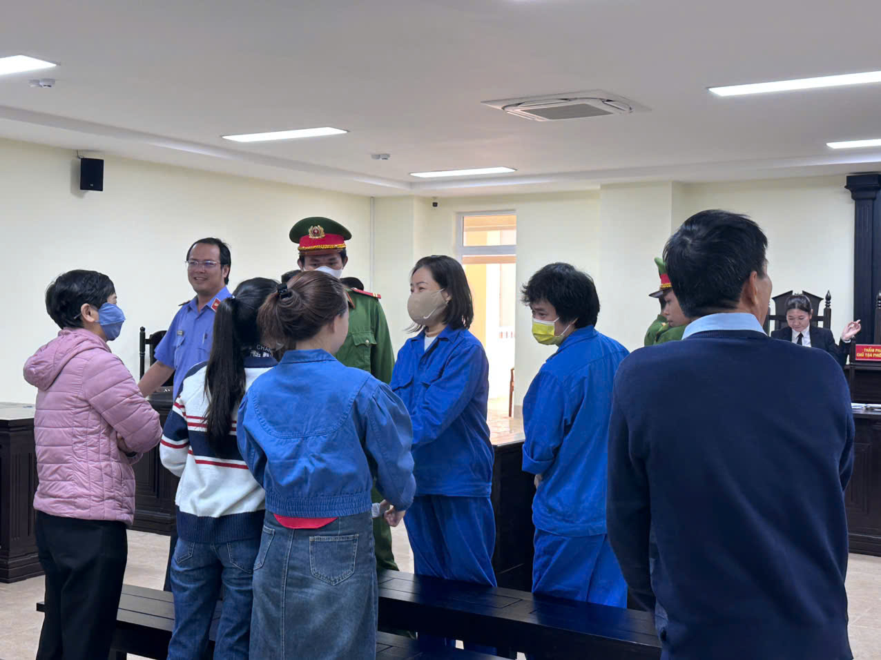 Các bị cáo có mặt tại phiên tòa trước giờ xét xử - ảnh: T.Đ. 