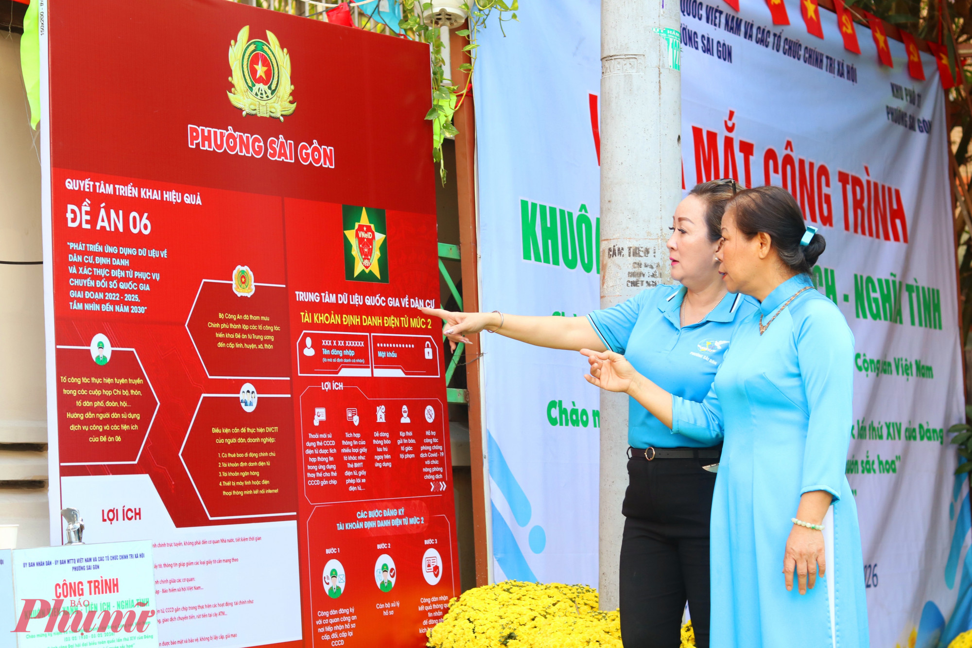 Bảng thông tin về Đề án 06 được lắp đặt trong khuôn viên, rất thuận tiện cho người dân tìm hiểu - Ảnh: Mẫn Nhi