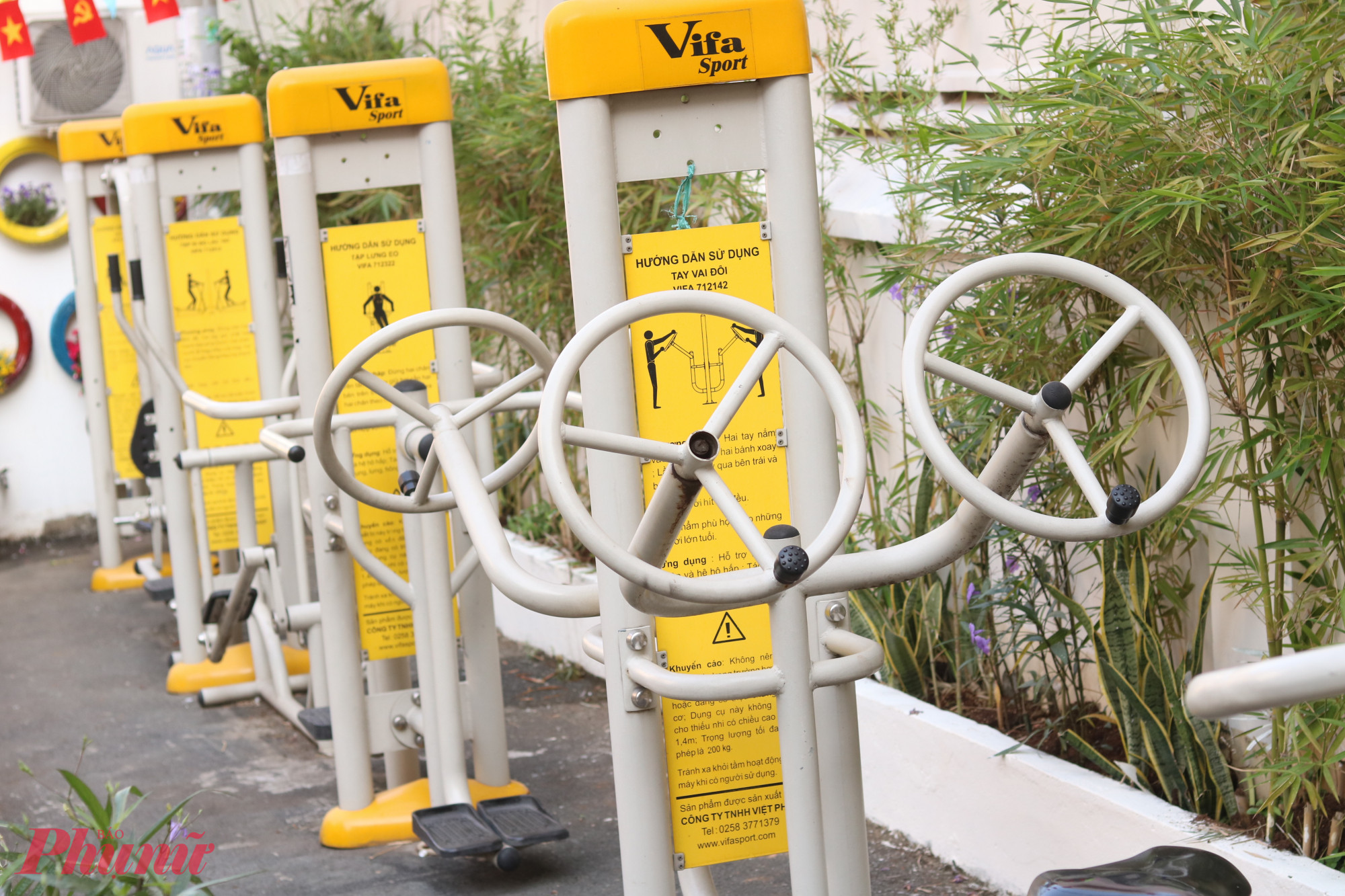 Các máy tập thể dục ngoài trời phục vụ nhu cầu rèn luyện sức khoẻ của người dân - Ảnh: Mẫn Nhi