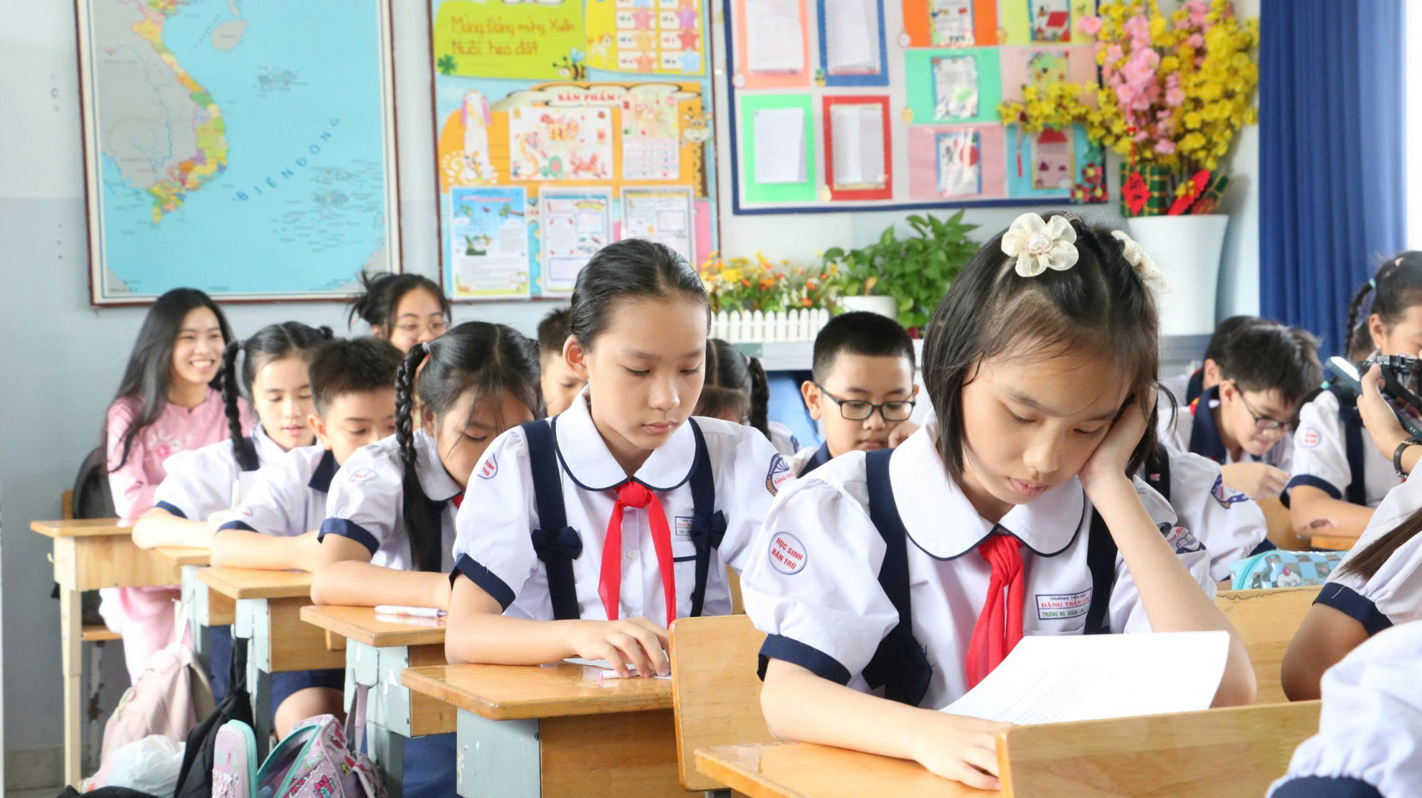 Học sinh Trường tiểu học Đặng Trần Côn (phường Vĩnh Hội) trong một tiết học môn tiếng Việt - Ảnh: Trang Thư