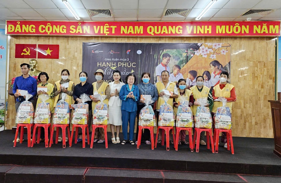 Nguyên Phó chủ tịch nước Trương Mỹ Hoa (thứ 6 từ phải sang) và bà Đặng Thị Kim Oanh (thứ 7 từ phải sang) tặng quà cho bệnh nhân khó khăn tại Bệnh viện Chợ Rẫy - Ảnh: Quỹ Khởi sự từ tâm