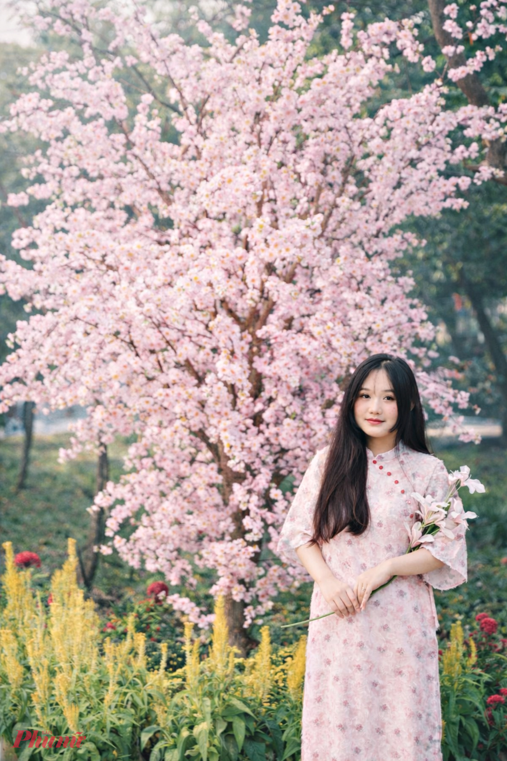 Kim Tiền (sinh viên) 'check in bên cây hoa đào nở - chia sẻ: “Em lên Sài Gòn học và lần đầu tiên từ quận 7 (trước đây) qua đây chơi, tìm địa điểm chụp hình tết thì tình cờ thấy vườn hoa này đẹp quá nên ghé vào. Không gian ở đây rộng rãi, thoáng mát, không khí trong lành giữa lòng thành phố và đặc biệt có nhiều tiểu cảnh tết rất đẹp. Em và bạn đã có những kiểu ảnh tết rất ưng ý. Em hy vọng thành phố có nhiều cảnh quan như thế này hơn để người dân đến vui chơi, tập thể dục sau một ngày làm việc, học tập mệt mỏi”.