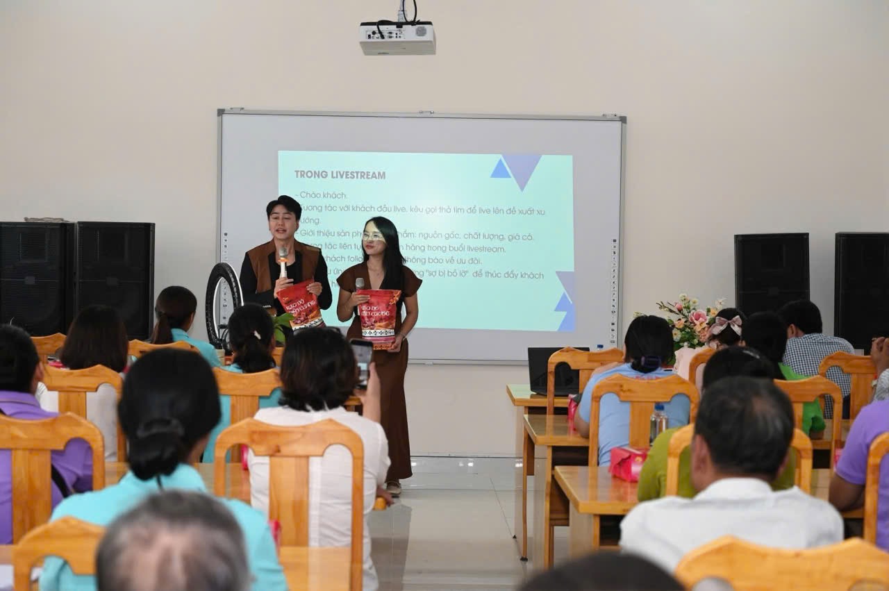 Nông dân sớm chốt nhiều đơn hàng tết nhờ chủ động rao bán trên mạng Hội Nông dân và Hội Phụ nữ xã Bình Lợi tổ chức lớp tập huấn livestream bán hàng, giới thiệu sản phẩm địa phương cho bà con nông dân trên địa bàn xã.