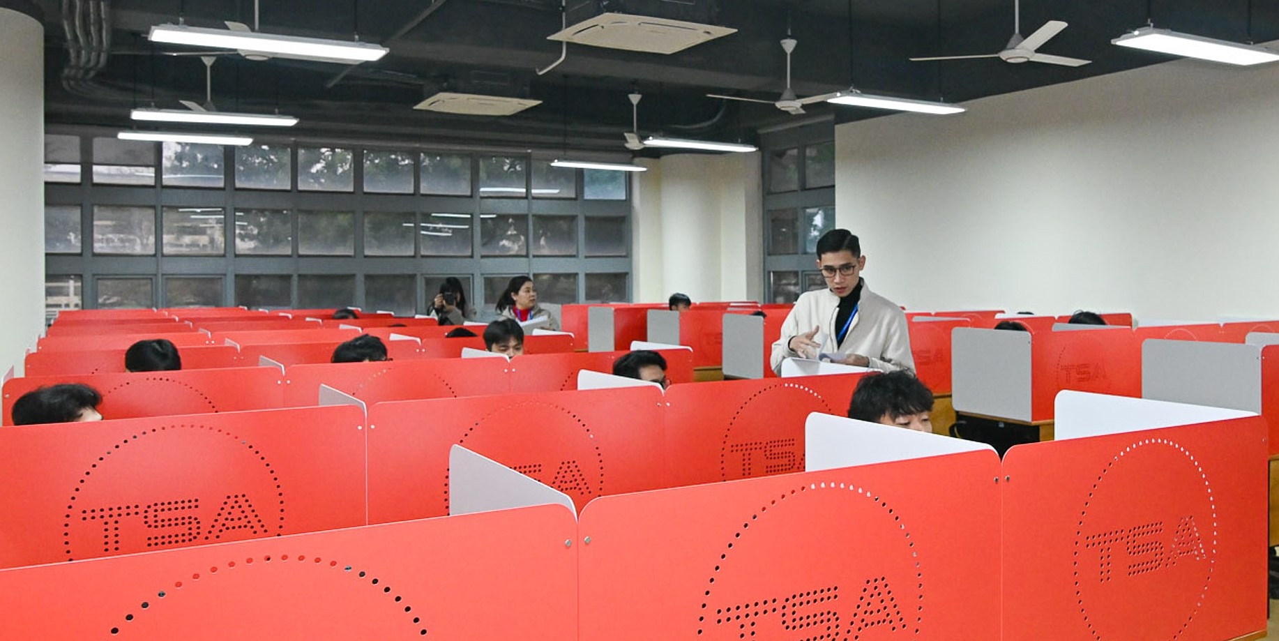 Các thí sinh tham dự kỳ thi đánh giá tư duy 2026 (TSA) của Đại học Bách khoa Hà Nội. Ảnh: HUST