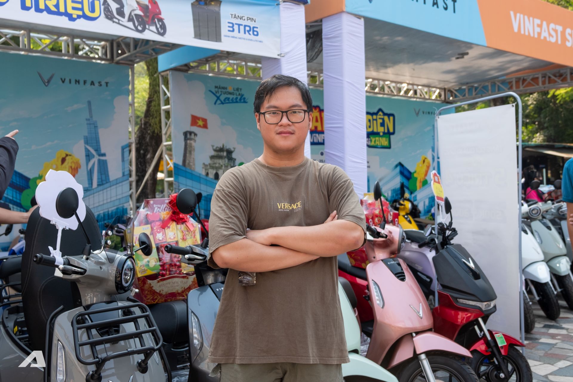 Bạn Nguyễn Hữu Tiến Minh lựa chọn xe máy điện VinFast tại sự kiện vì ấn tượng với ngoại hình và vận hành - Ảnh: VinFast