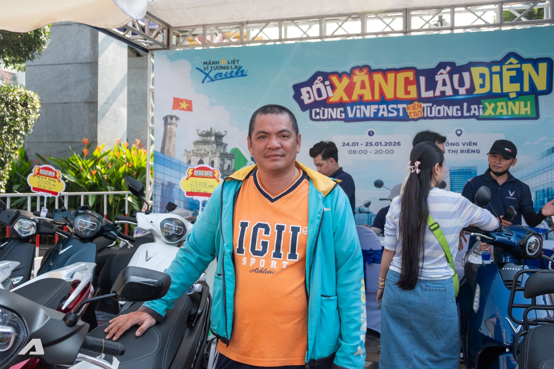 Anh Trần Quốc Tiến quyết định chọn mua xe máy điện và chạy dịch vụ trên nền tảng Xanh SM Platform - Ảnh: VinFast