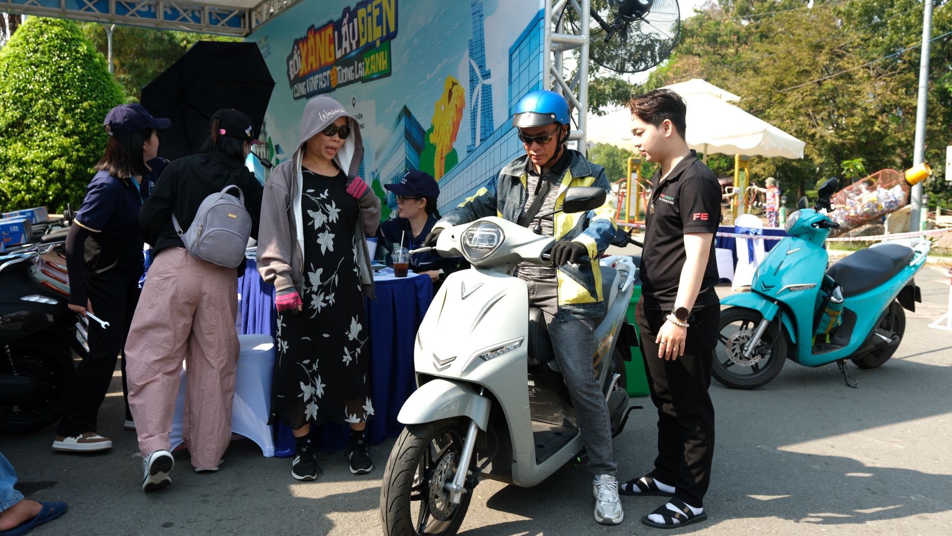 Người dân háo hức đến trải nghiệm các mẫu xe điện VinFast tại sự kiện “Đổi xăng lấy điện - Cùng VinFast kiến tạo tương lai xanh” - Ảnh: VinFast