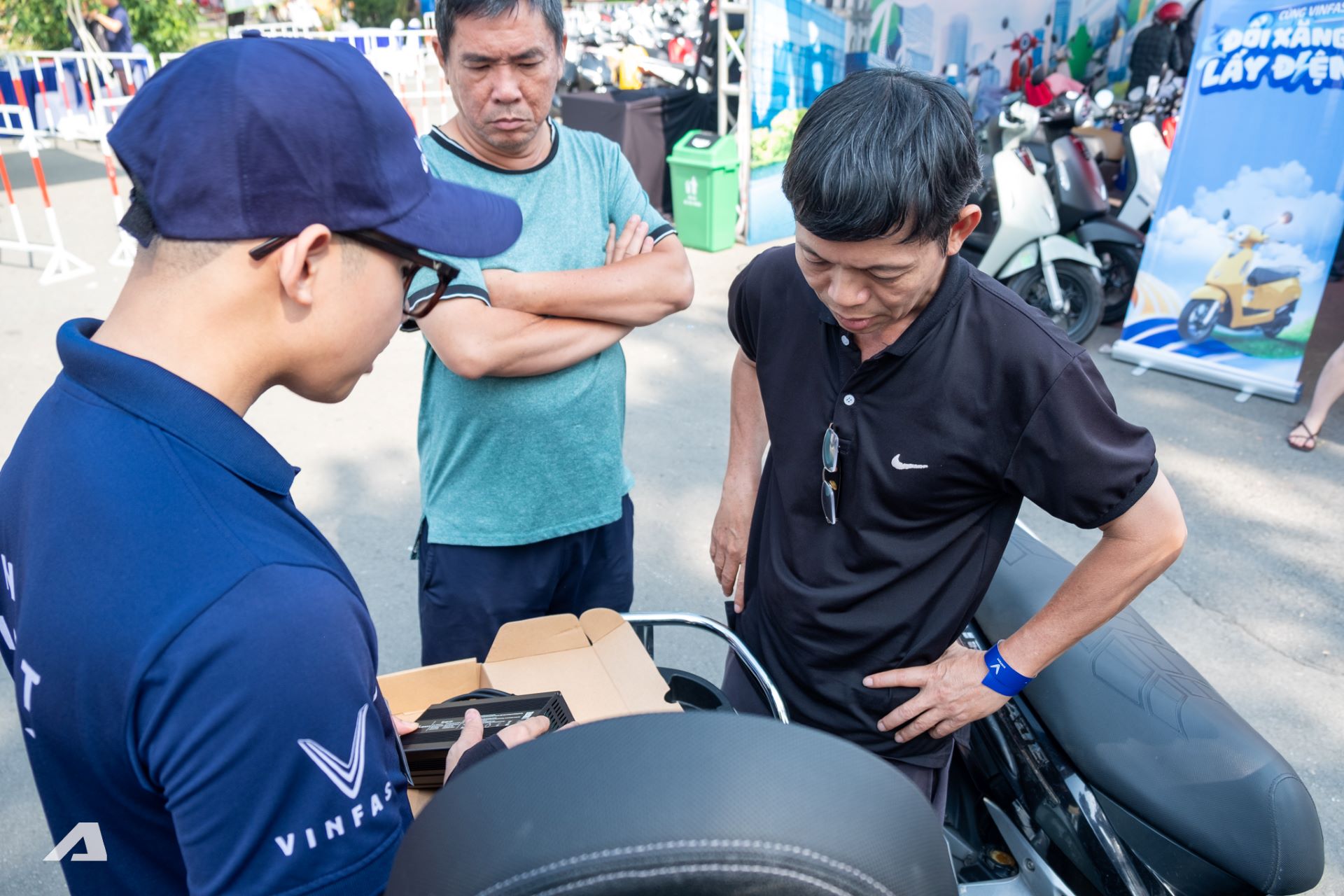 Ông Lê Văn Mạnh (áo đen) được tư vấn và trải nghiệm kỹ càng trước khi chốt đơn mẫu Evo Grand - Ảnh: VinFast