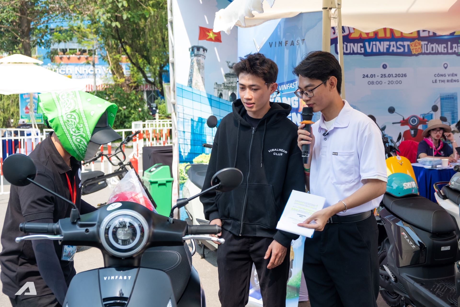 Trần Khánh Duy (áo đen) tin tưởng rằng xe điện sẽ phủ khắp đường phố cả nước - Ảnh: VinFast