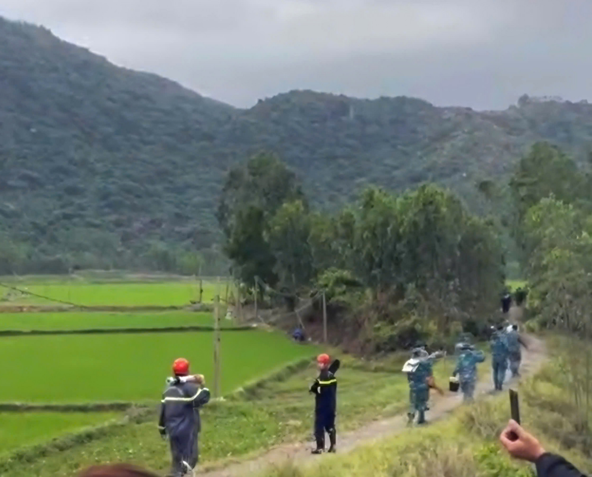 Lực lượng chức năng tiếp cận hiện trường nơi máy bay rơi-Ảnh: ĐH