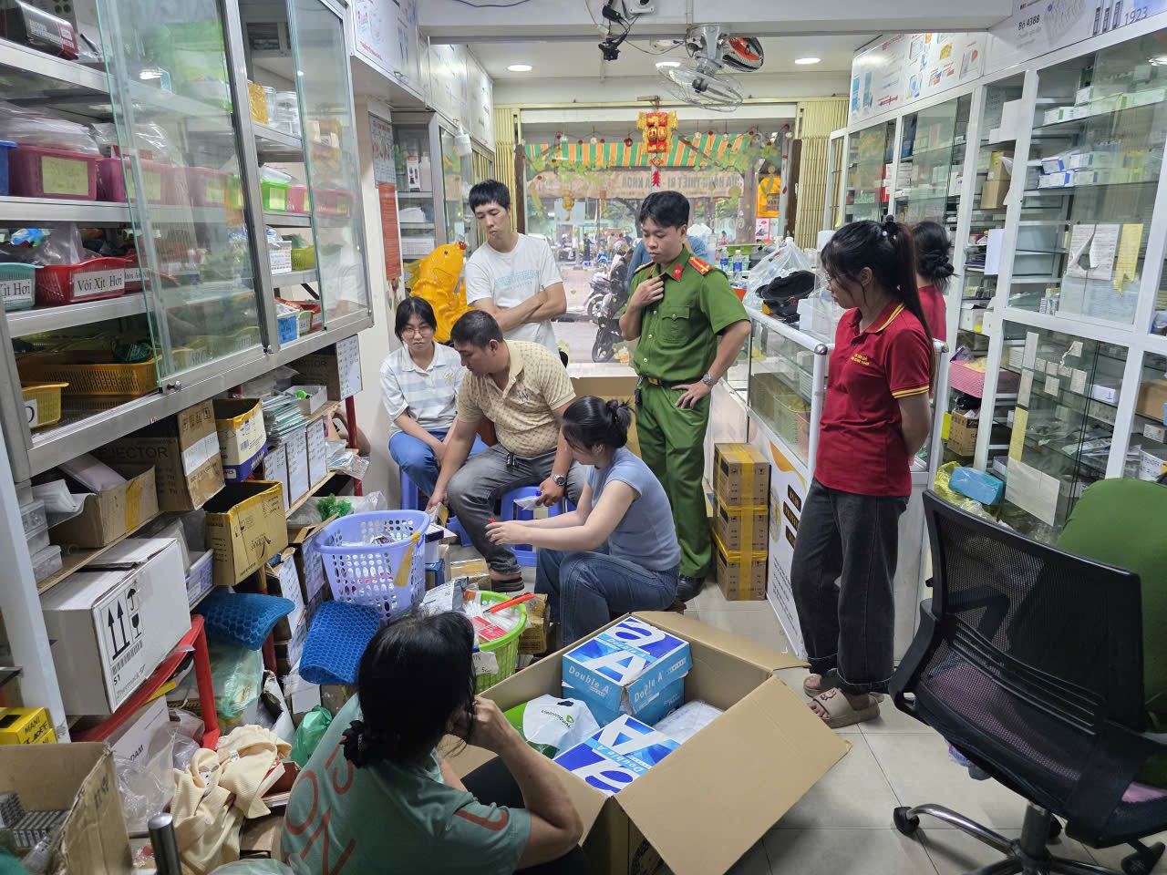 Cảnh sát phối hợp kiểm tra cơ sở. Ảnh: CA