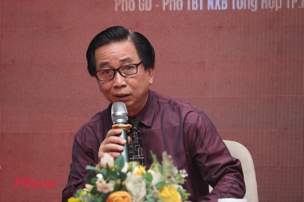 Nhà báo Lê Hữu Tuấn chia sẻ về công tác số hóa báo chí trong thời đại mới - Ảnh: Phương Nhã