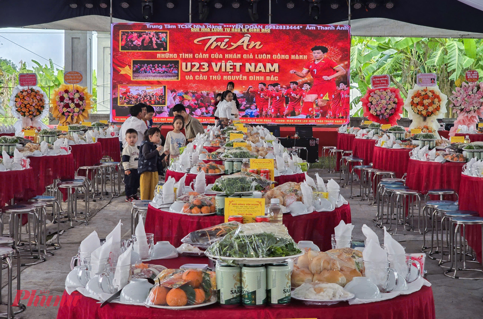 Chiều 28/1, gia đình tiền đạo Nguyễn Đình Bắc ở xóm Hưng Yên Bắc 2 (xã Yên Trung, tỉnh Nghệ An) đã mở tiệc chiêu đãi toàn bộ hơn 800 người dân trong xóm và người hâm mộ để cảm ơn sự đồng hành với con trai sau thành công tại giải U23 châu Á vừa qua. 