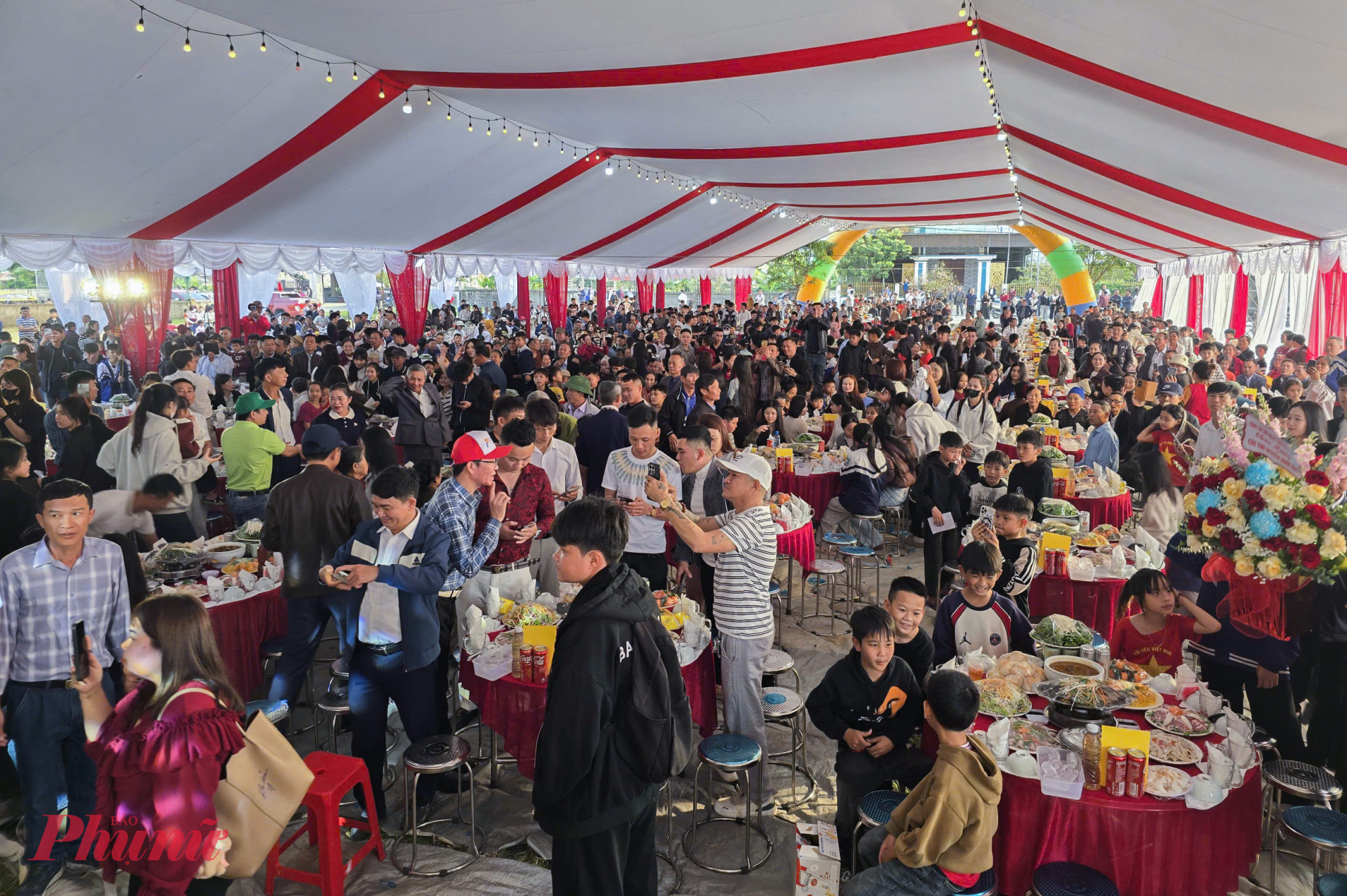 Bữa tiệc được tổ chức tại sân vận động xóm Hưng Yên Bắc 2. Đây là nơi bà con thường tập trung cổ vũ mỗi khi Bắc thi đấu, và cũng là nơi cậu bé từng có những bước chạy đầu tiên với trái bóng. 