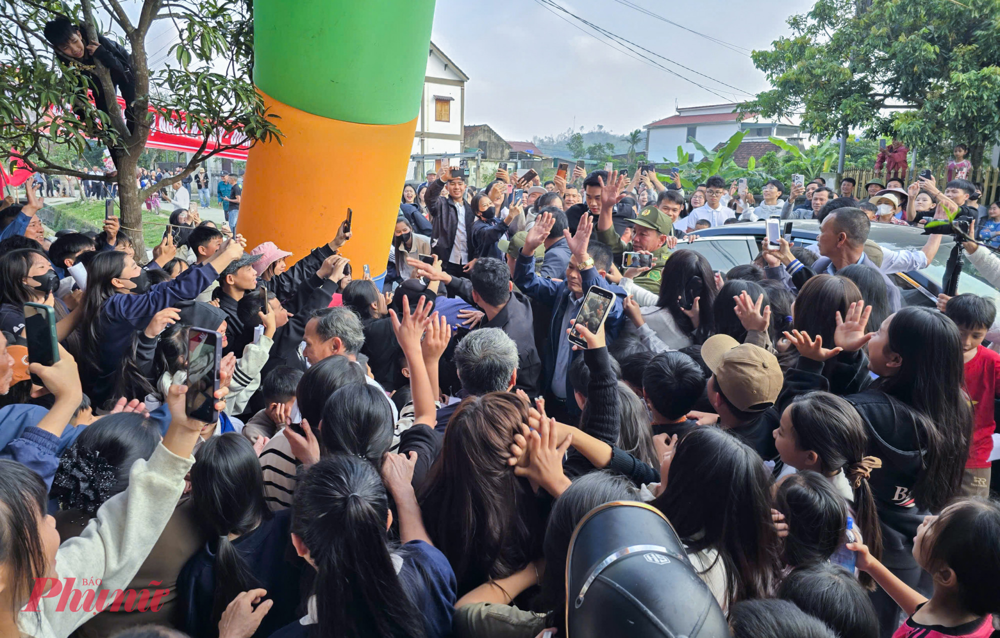 Ngay khi Đình Bắc xuất hiện tại bữa tiệc, người hâm mộ và các em nhỏ vây kín, liên tục hô tên “Đình Bắc, Đình Bắc”.