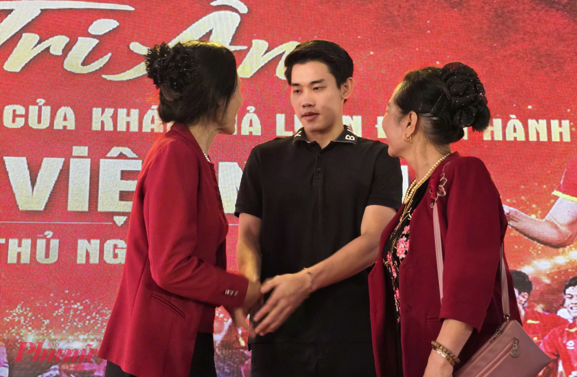 Tại bữa tiệc, Đình Bắc chia sẻ một số kỷ niệm đáng nhớ trong giải U23 châu Á vừa qua và gửi lời cám ơn tới người hâm mộ đã đồng hành cùng tiền đạo này cũng như đội tuyển U23 Việt Nam chặng đường vừa qua.