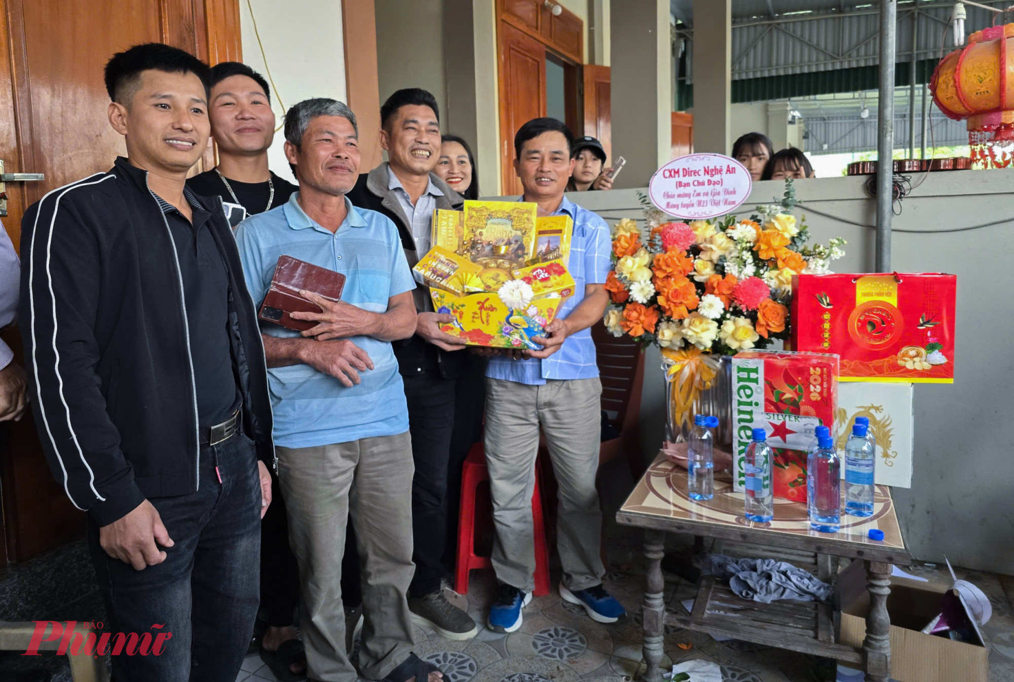 Tới tham dự tiệc, nhiều người còn mang theo hoa, quà tặng cho gia đình Đình Bắc.