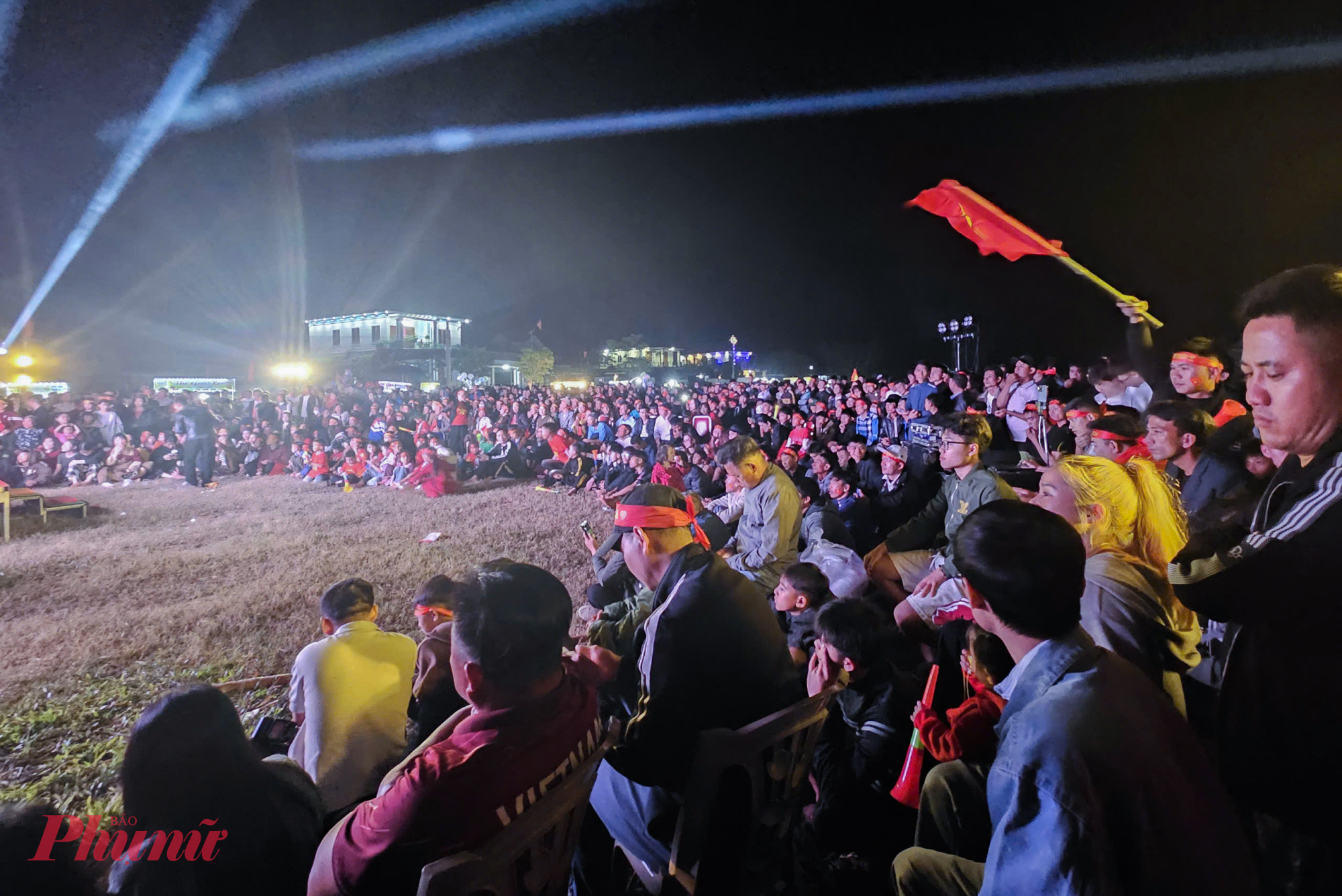 Bữa tiệc xuất phát từ mong muốn của cầu thủ Đình Bắc nhằm sự tri ân sự cổ vũ, chia sẻ của xóm giềng, từ lúc chưa ai biết đến khi khoác áo đội tuyển. Ông Nguyễn Đìn Ấp (49 tuổi, cha của Đình Bắc) cho biết, trong giải U23 châu Á vừa qua, rất đông người dân cũng tới tham gia cổ vũ cho Đình Bắc cũng như đội tuyển U23 Việt Nam. 