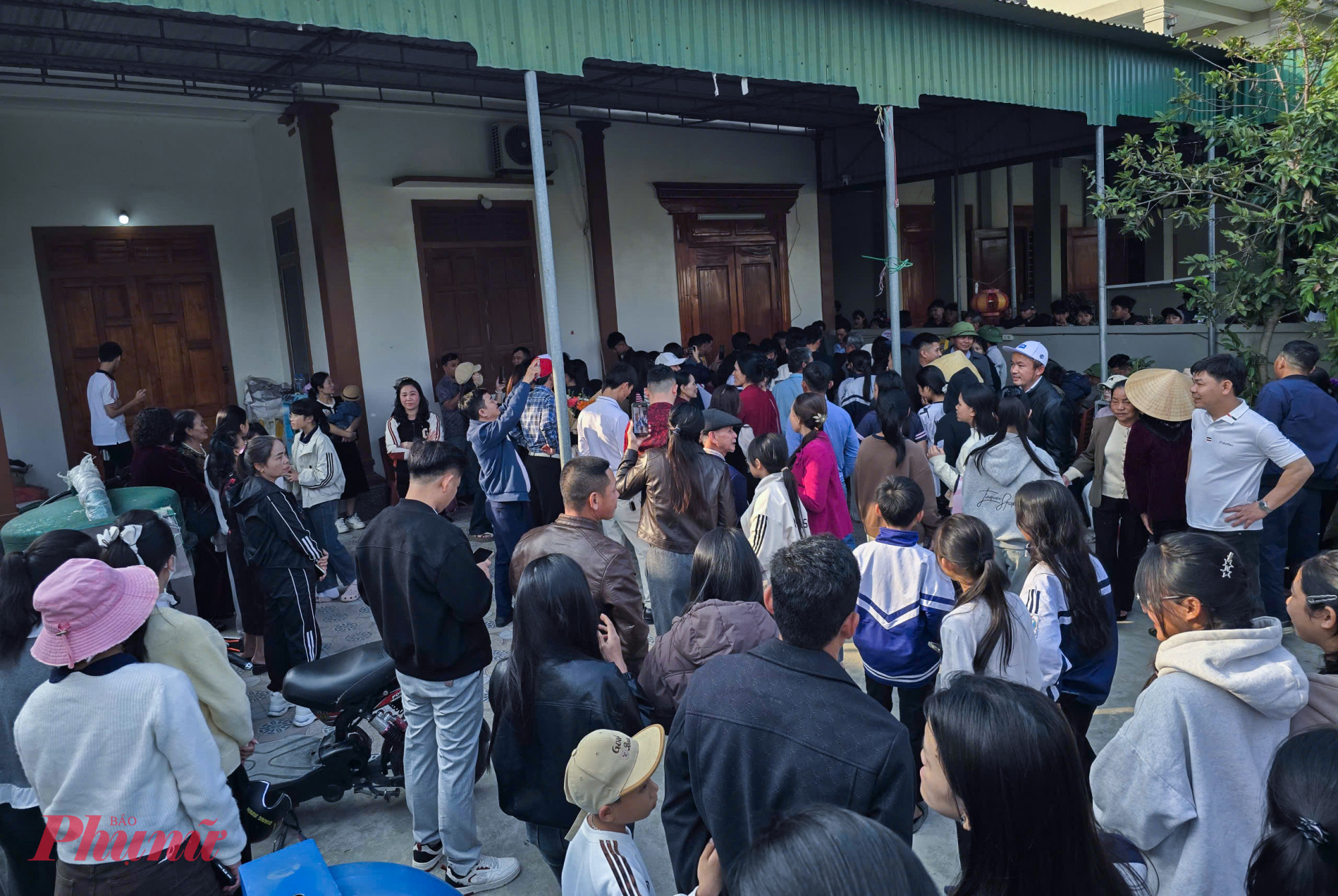 Tại nhà của Đình Bắc, người hâm mộ vây kín. Nhiều đoàn người từ các tỉnh Thanh Hóa, Hà Tĩnh… cũng về nhà với mong muốn gặp mặt tiền đạo này.