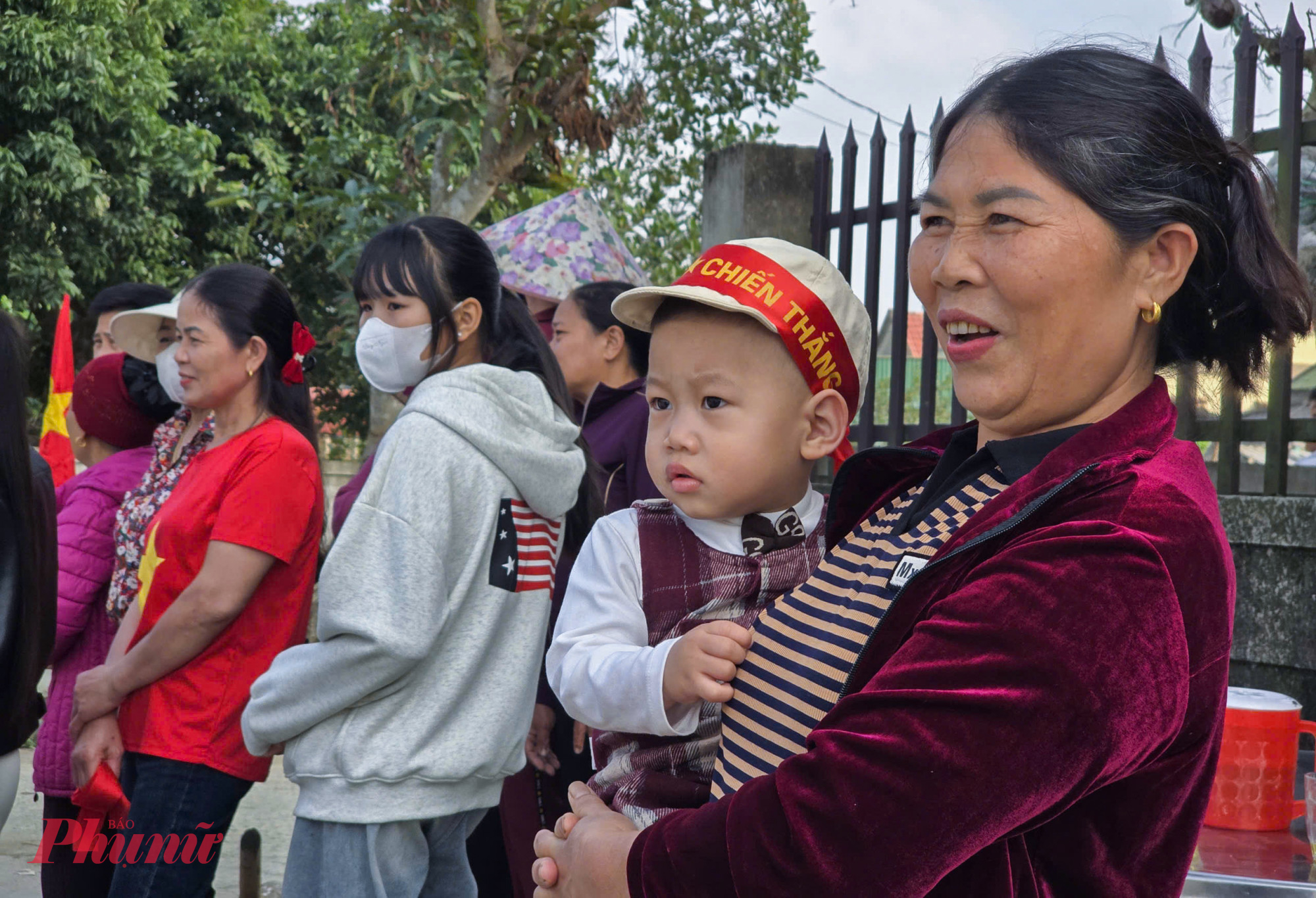 Từ đầu giờ chiều, rất đông người hâm mộ từ khắp nơi đã kéo về nhà của Đình Bắc cũng như ở sân vận động xóm để chia vui và dự tiệc với gia đình.