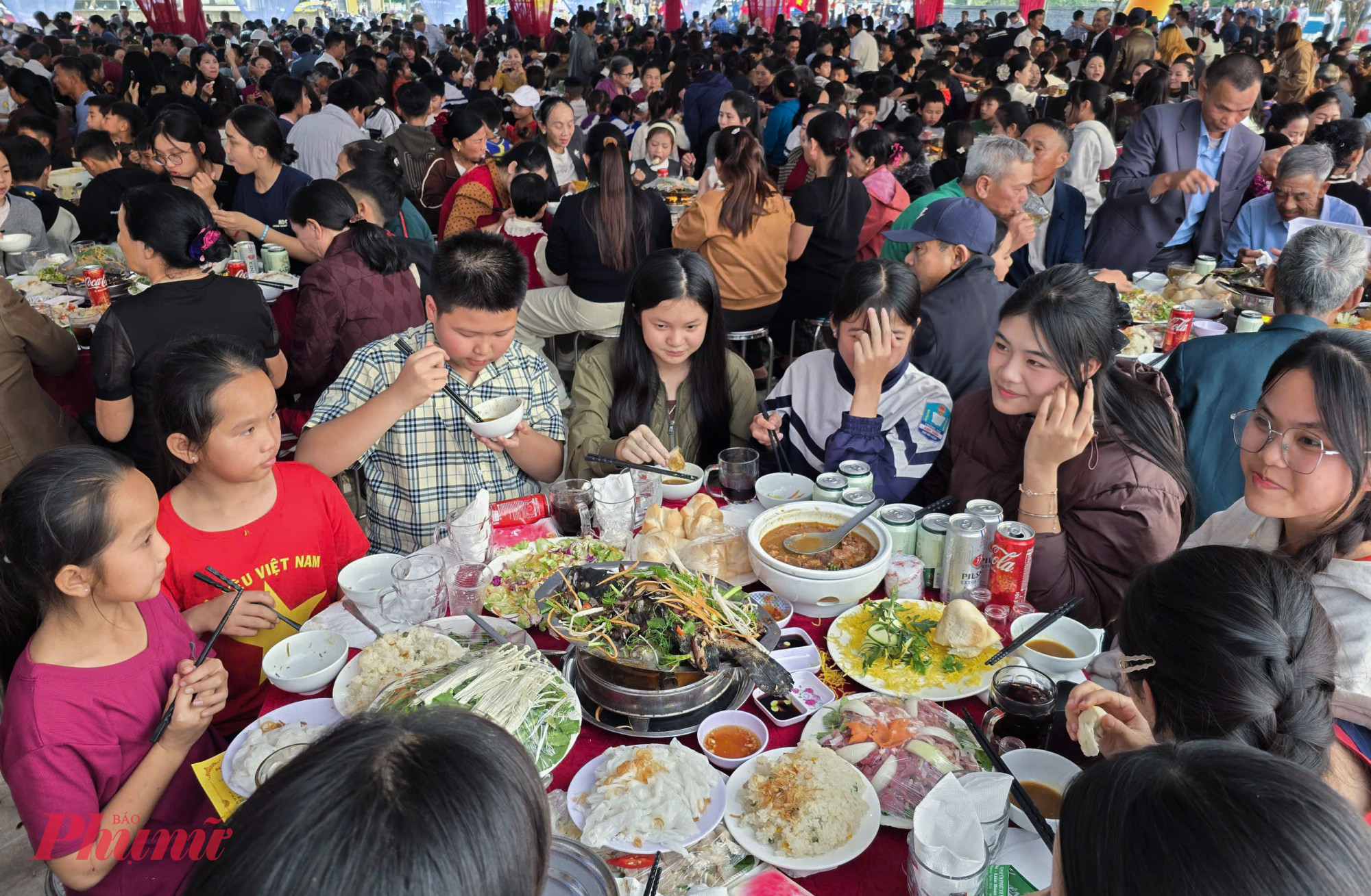 Bữa tiệc không chỉ là lời cám ơn của gia đình tiền đạo Đình Bắc mà còn trở thành dịp tất niên sớm, gắn kết tình làng nghĩa xóm của người dân Yên Trung.