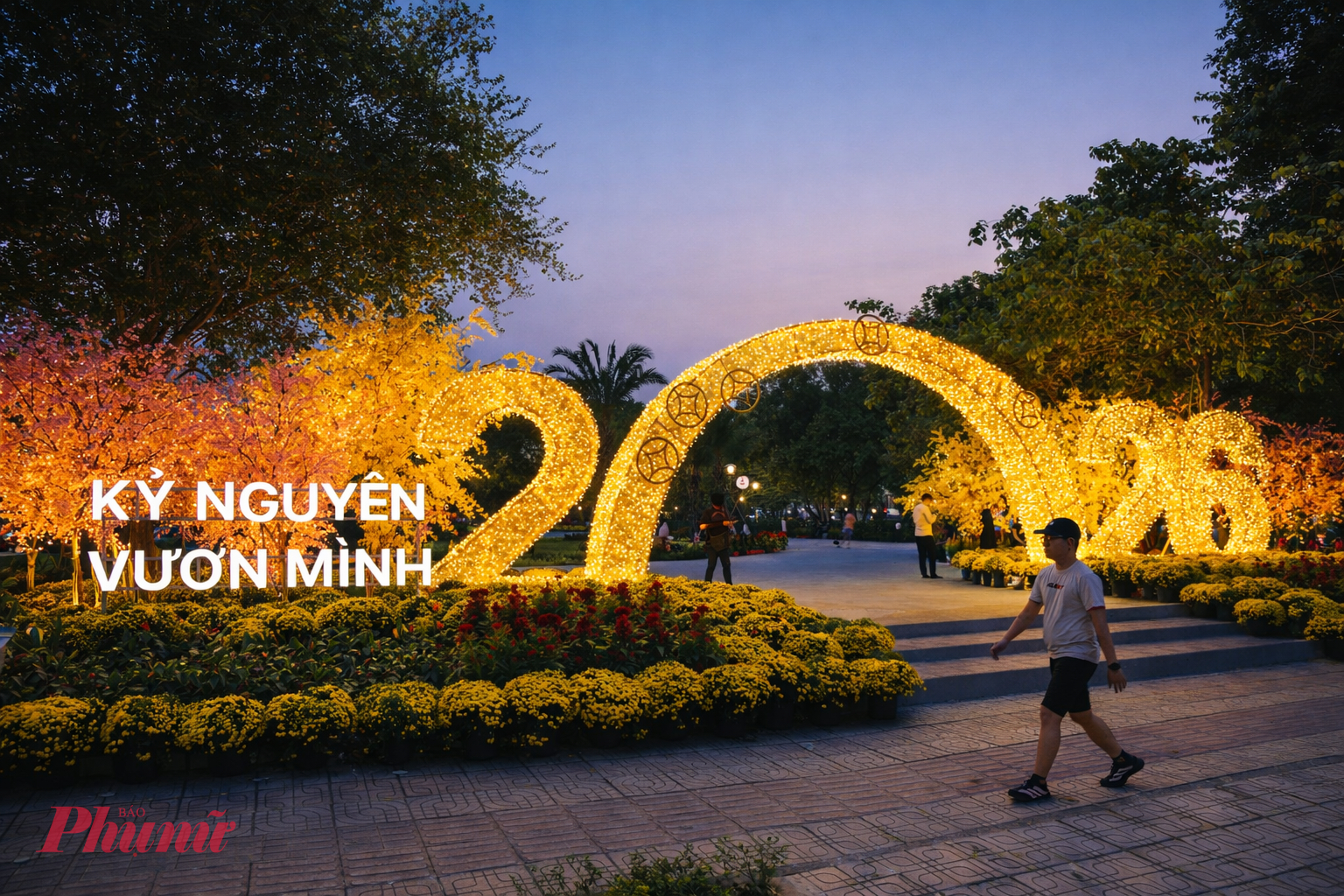 Cổng chào với Kỷ nguyên vươn mình được thắp sáng nổi vào buổi tối. 