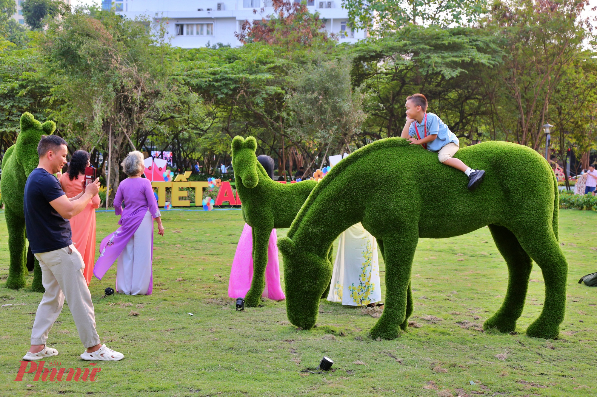 Trẻ em vô cùng thích thú khi được trèo trên lưng ngựa để cha chụp hình.