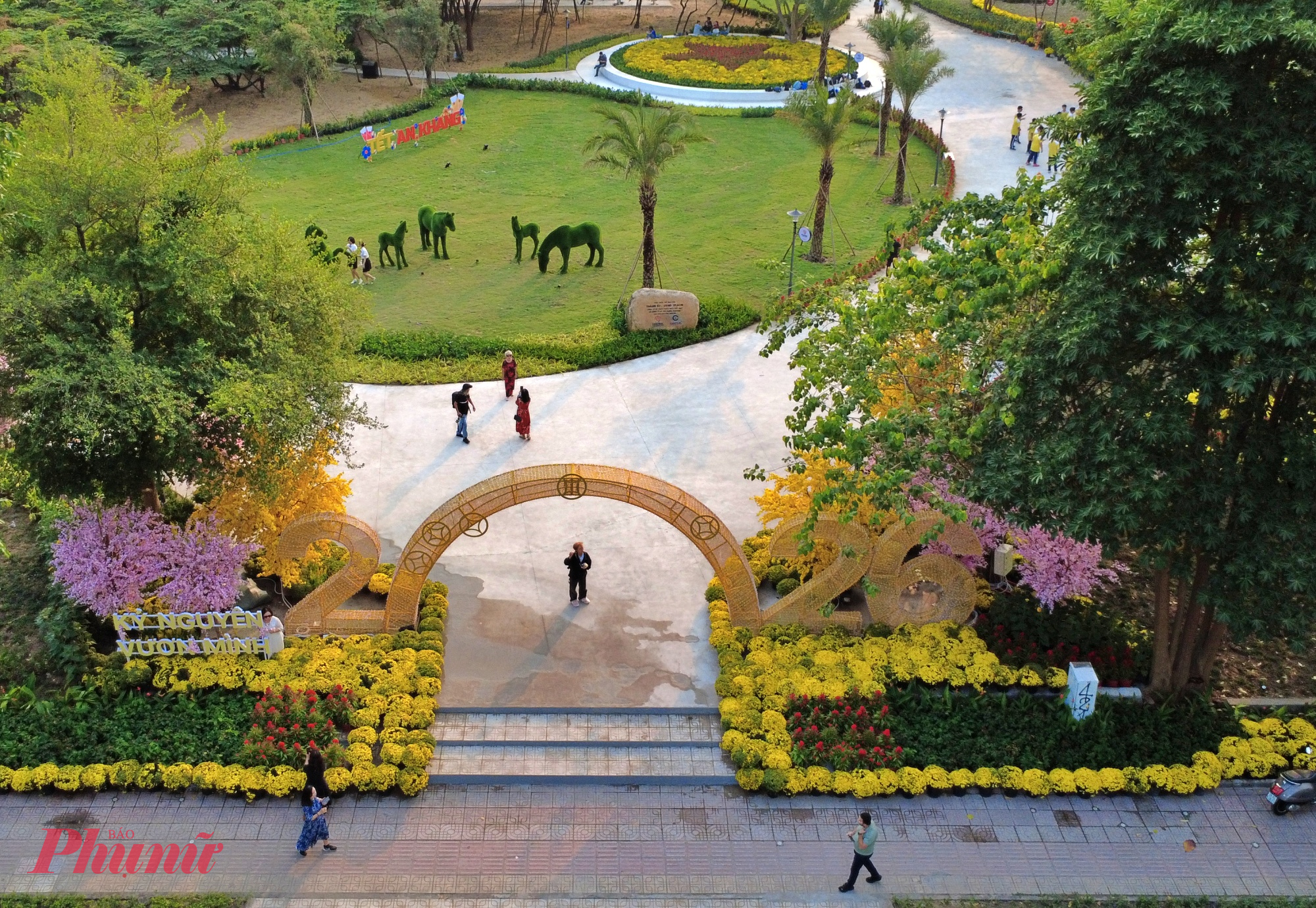 Mới đây, công viên - vườn hoa Tết Bính Ngọ 2026 trên khu đất vàng Nhà thi đấu Phan Đình Hùng (số 8 Võ Văn Tần, phường Xuân Hòa, TPHCM) đã chính thức mở cửa đón người dân, du khách đến tham quan, vui chơi, tập thể dục,..
