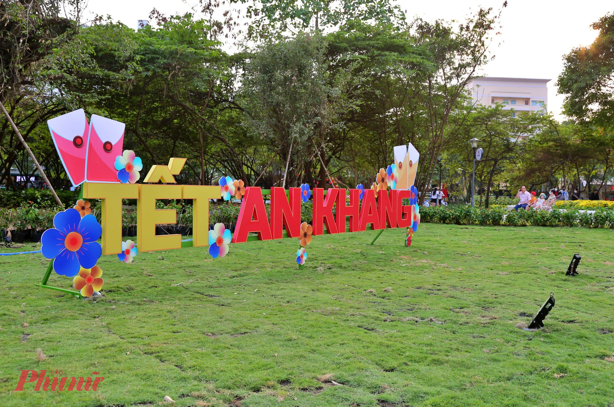 Tiểu cảnh Tết An Khang được đặt phía sau gia đình ngựa để người dân, du khách check in cùng tết.