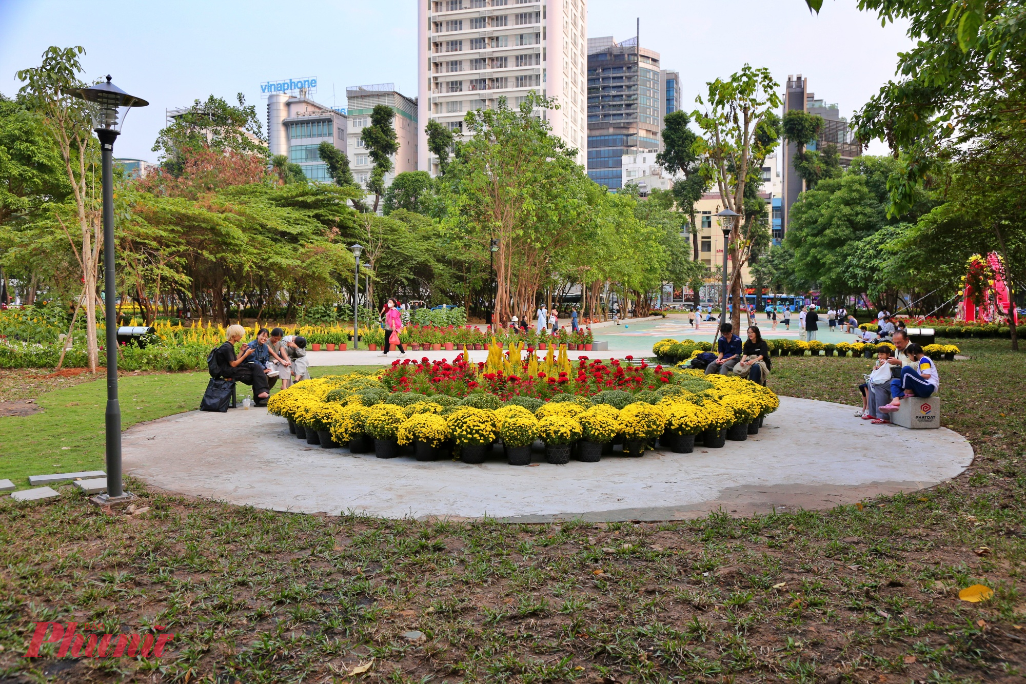 Các loài hoa cỏ bền vững, có khả năng tạo sắc hương quanh năm cũng được lựa chọn nhằm duy trì sức sống lâu dài cho không gian. 