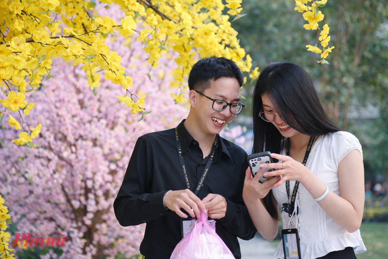Anh Hữu Tài (29 tuổi, nhân viên văn phòng) cùng đồng nghiệp ghé vườn hoa tham quan – chia sẻ: “Tôi không ngờ khu này lại được cải tạo, chỉnh trang lại đẹp như thế này. Tôi làm ở gần đây và trước đó thấy khu đất này bị rào quanh nhếch nhác, bên trong bị bỏ hoang. Sau khi tháo hàng rào và hình thành công viên, vườn hoa như thế này khiến tôi rất bất ngờ và rất thích vì bộ mặt đô thị được thay đổi đẹp lên từng ngày. Giữa những tòa nhà cao tầng, đường phố ngột ngạt nhưng lại có một công viên, vườn hoa như thế này sẽ giúp người dân có chỗ để nghỉ ngơi, thư giản. Khu đất này có thể trang thí theo từng sự kiện để người dân không bị nhàm chán”.