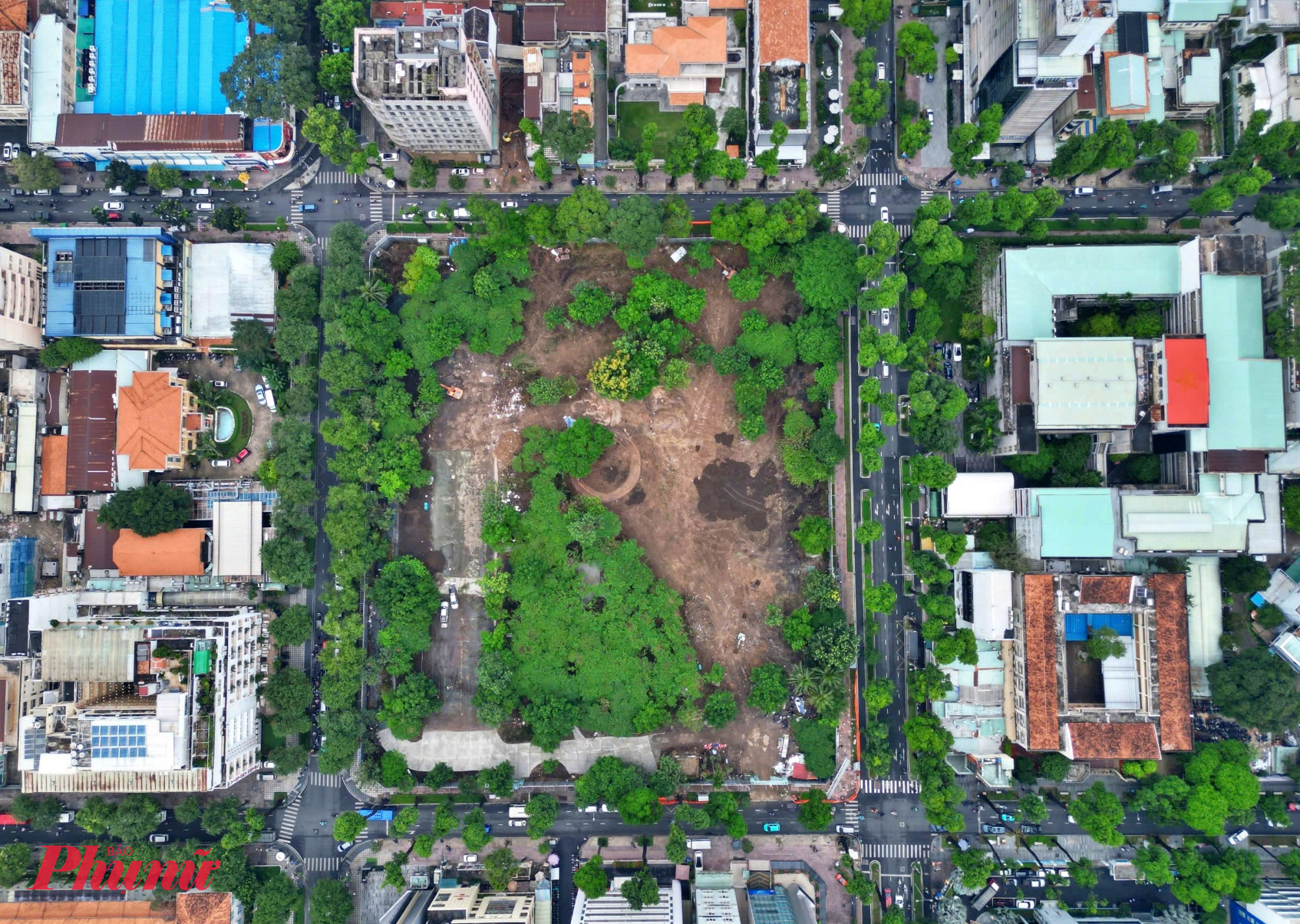 Khu đất để xây dựng Nhà thi đấu Phan Đình Phùng tước đó bị bỏ hoang, cây cỏ dại mọc um tùm trong thời gian chờ xây dựng công trình.