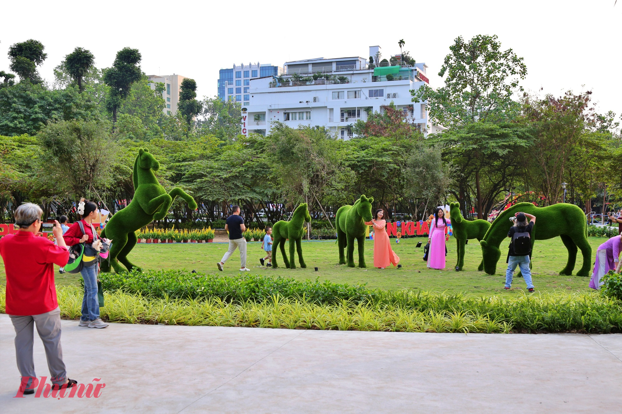 Nhiều du khách đều cho rằng ấn tượng nhất là tiểu cảnh gia đình ngựa đang ăn cỏ. Ngựa cũng là linh vật Tết Bính Ngọ 2026 nên được tái hiện sinh động tại vườn hoa này.