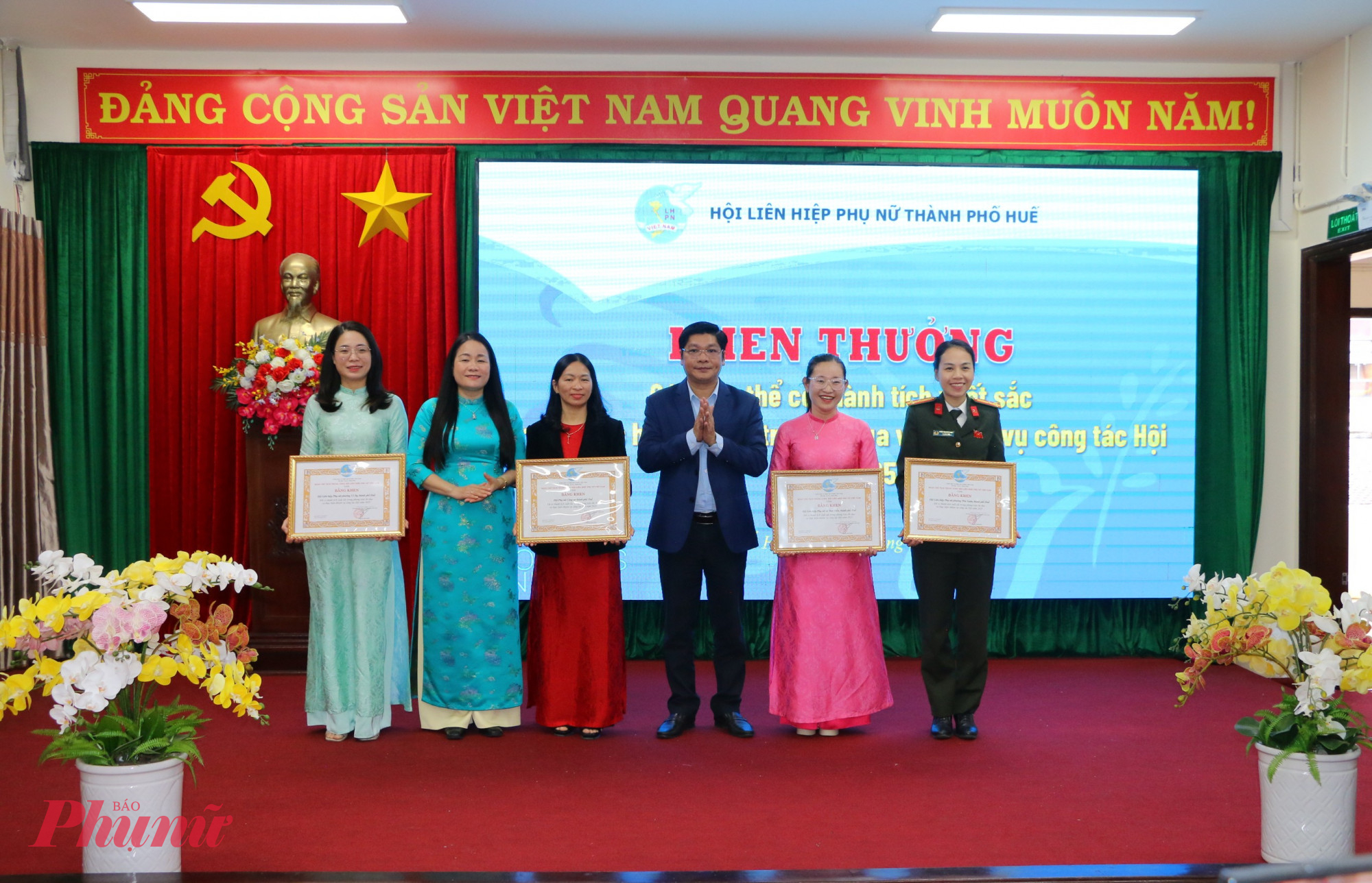 tặng bằng khen cho 4 tập thể gồm: Hội LHPN công an TP Huế, phường Phú Xuân, phường Vỹ Dạ, xã Đan Điền