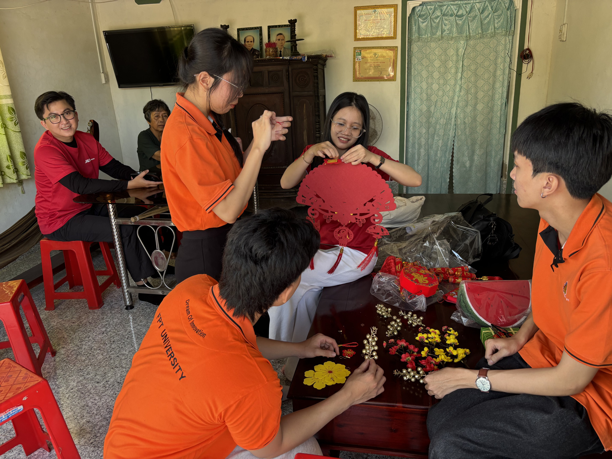 Các tình nguyện viên đang trang hoàng lại nhà cửa cho các cụ cao tuổi - Ảnh: J&T Express