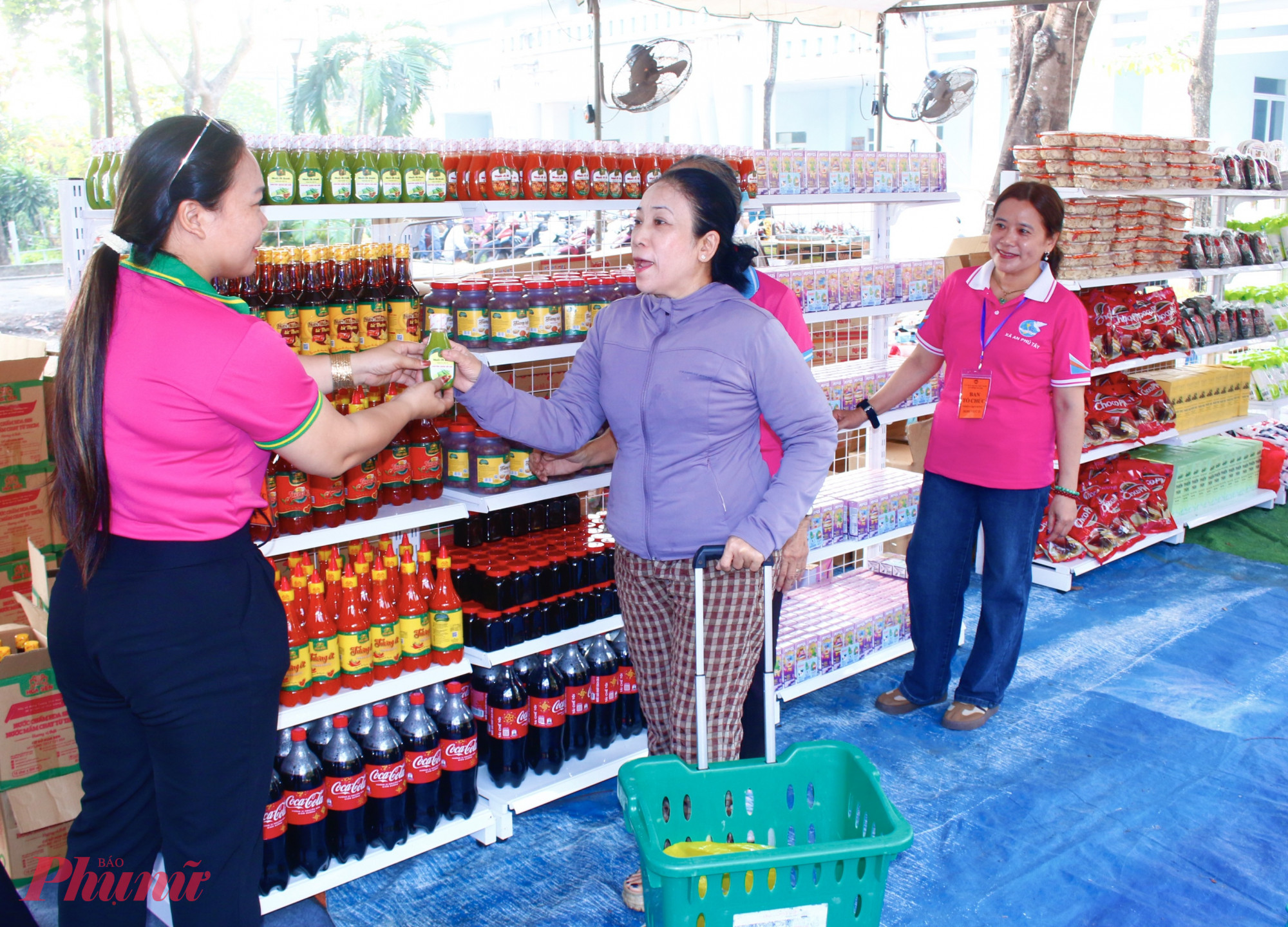 Phiên chợ 0 đồng có hơn 10 gian hàng với đầy đủ các mặt hàng nhu yếu phẩm như bánh trái, nước ngọt, mì tôm, nước tương, dầu ăn, trứng gà… được trưng bày gọn gàng, sạch đẹp, tạo điều kiện để người dân thuận tiện lựa chọn.