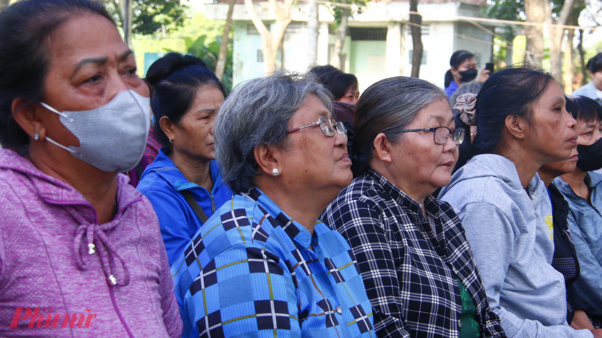 Phiên chợ 0 đồng diễn ra trong không khí ấm áp, rộn ràng khi Tết đang đến gần. 1.200 người dân có hoàn cảnh khó khăn trên địa bàn xã phấn khởi đến tham gia, vui vẻ lựa chọn những phần quà nghĩa tình.