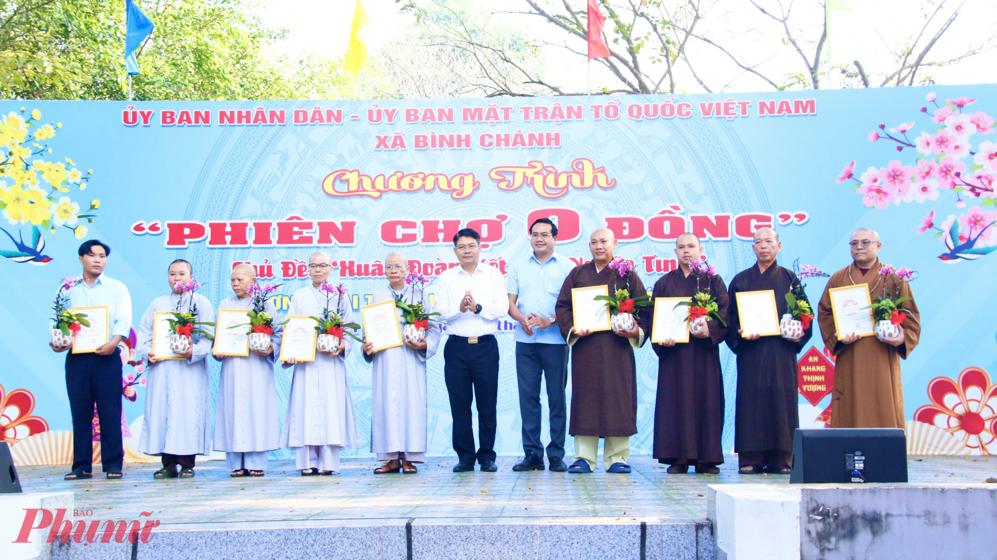 Ông Thạch Nghi Xuân – Trưởng Ban Dân tộc – Tôn giáo, Cơ quan Ủy ban MTTQ Việt Nam TPHCM và ông Nguyễn Thành Lợi – Bí thư Đảng ủy, Chủ tịch HĐND xã Bình Chánh trân trọng gửi lời cảm ơn chân thành đến các cơ sở Phật giáo trên địa bàn xã, cùng các mạnh thường quân, nhà hảo tâm đã luôn quan tâm, đồng hành, sẻ chia và góp phần lan tỏa tinh thần nhân ái trong cộng đồng. Sự chung tay ấy đã và đang tiếp thêm động lực cho công tác chăm lo an sinh xã hội tại địa phương, giúp người dân từng bước vươn lên, ổn định và phát triển cuộc sống.