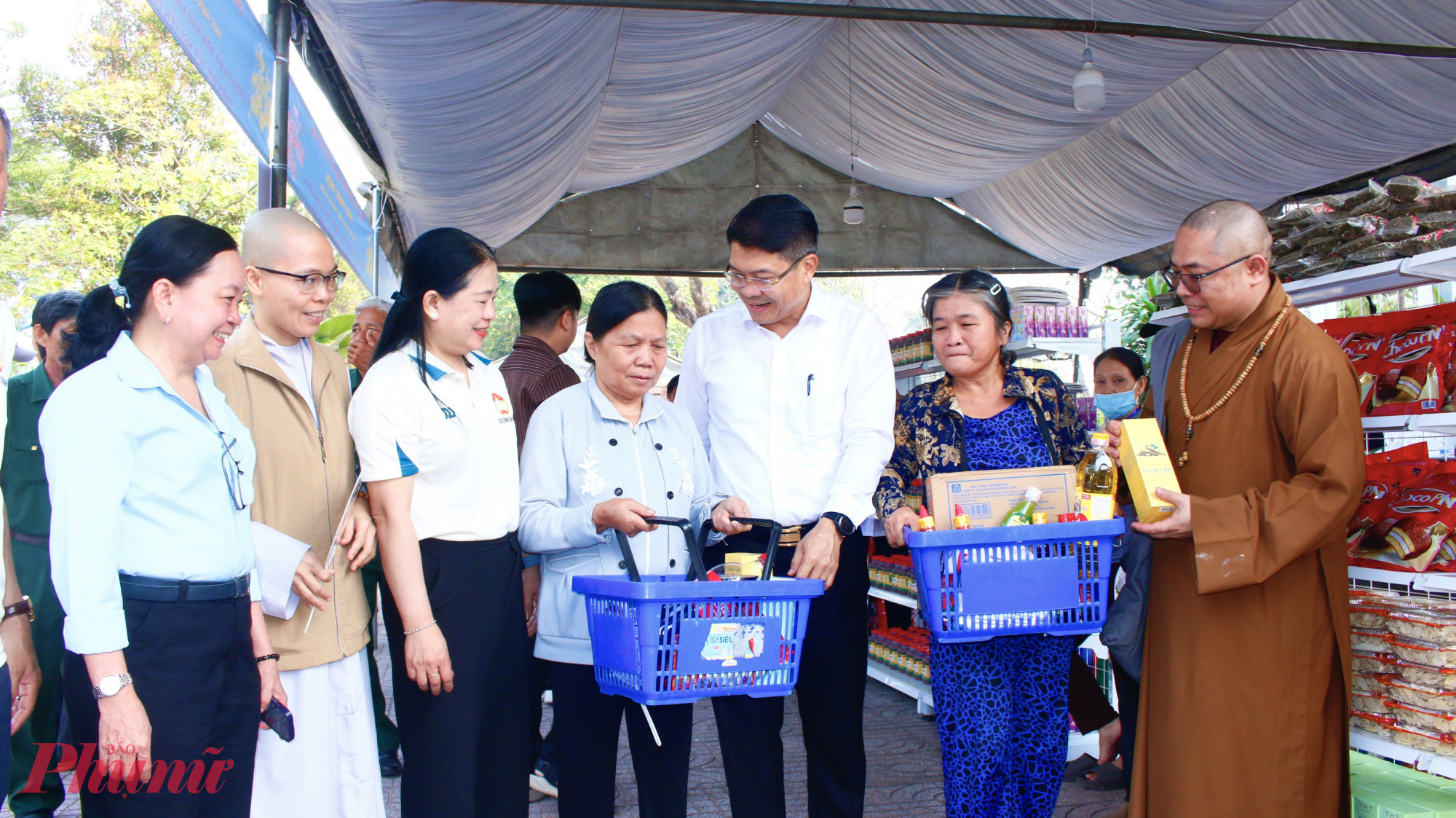 Lãnh đạo địa phương cùng đi chợ 0 đồng với người dân