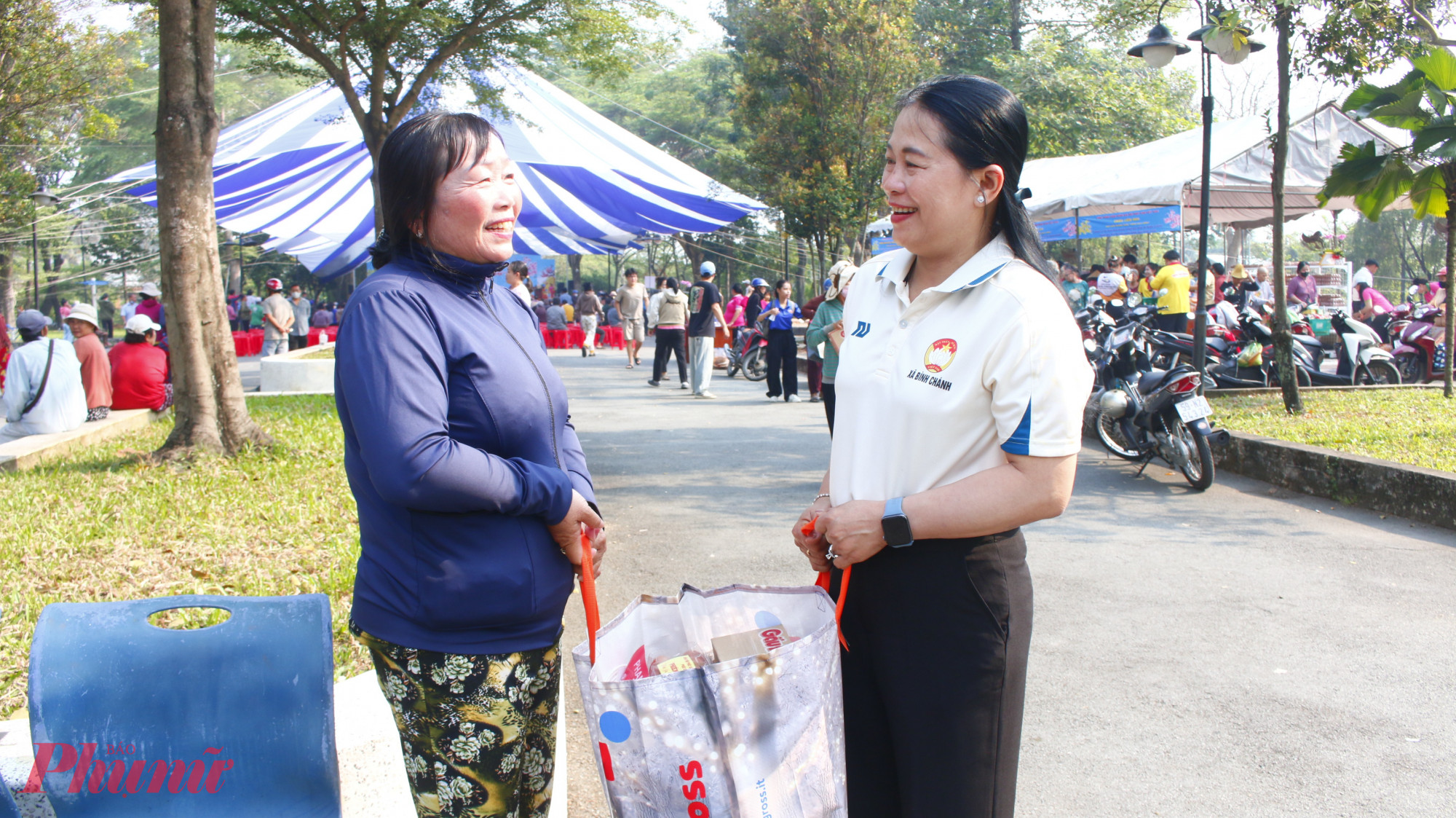 Bà Chung Mỹ Duyên- Chủ tịch Uỷ ban MTTQ Việt Nam xã Bình Chánh hỏi thăm người dân sau khi nhận quà 