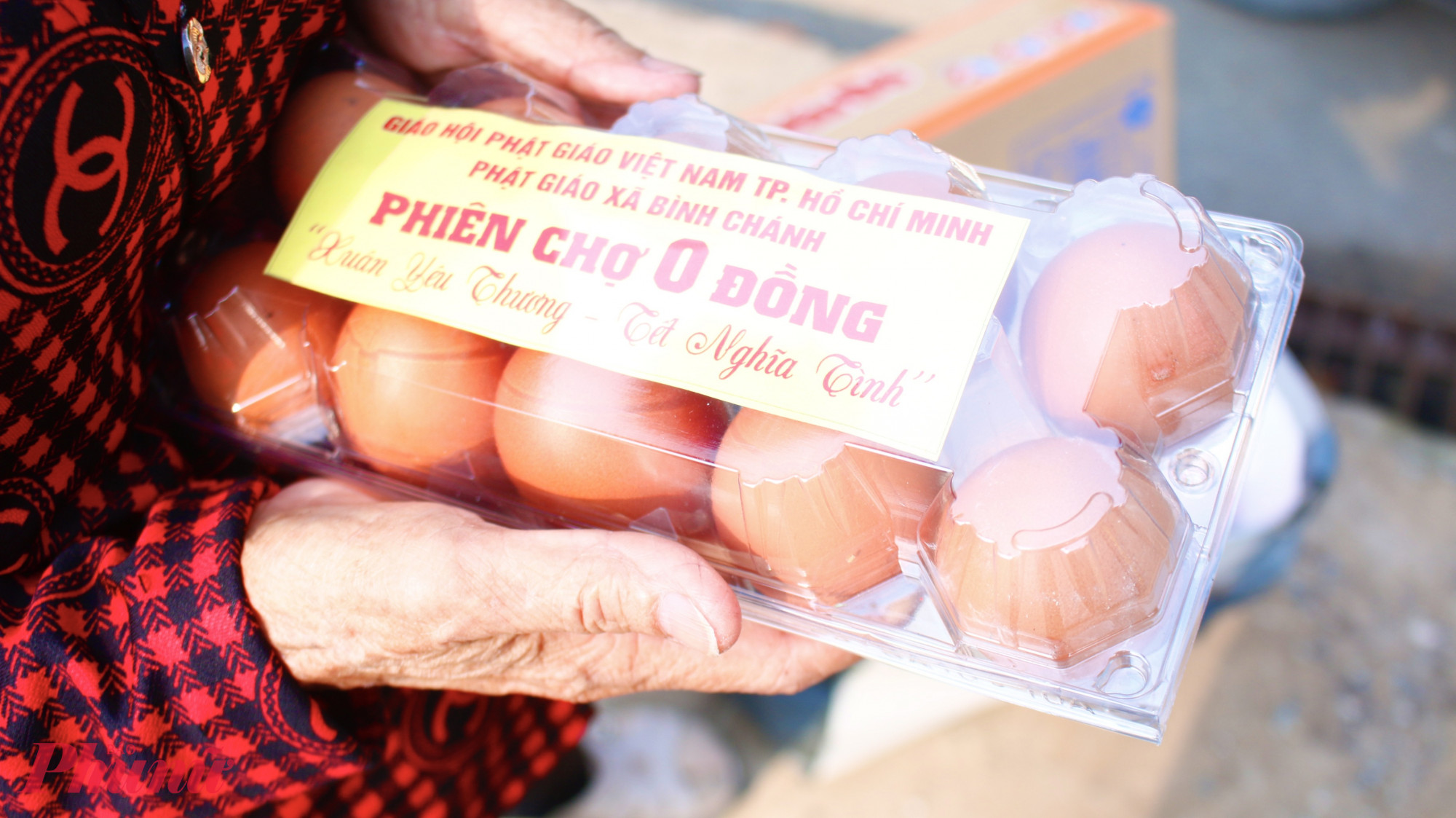 Mỗi phần quà là lời động viên ấm áp cho bà con khó khăn dịp tết đến, xuân về.