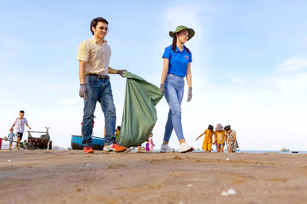 Anh Nguyễn Bá Hội và các thành viên Câu lạc bộ Thực hành Sống Xanh tích cực thu gom rác 