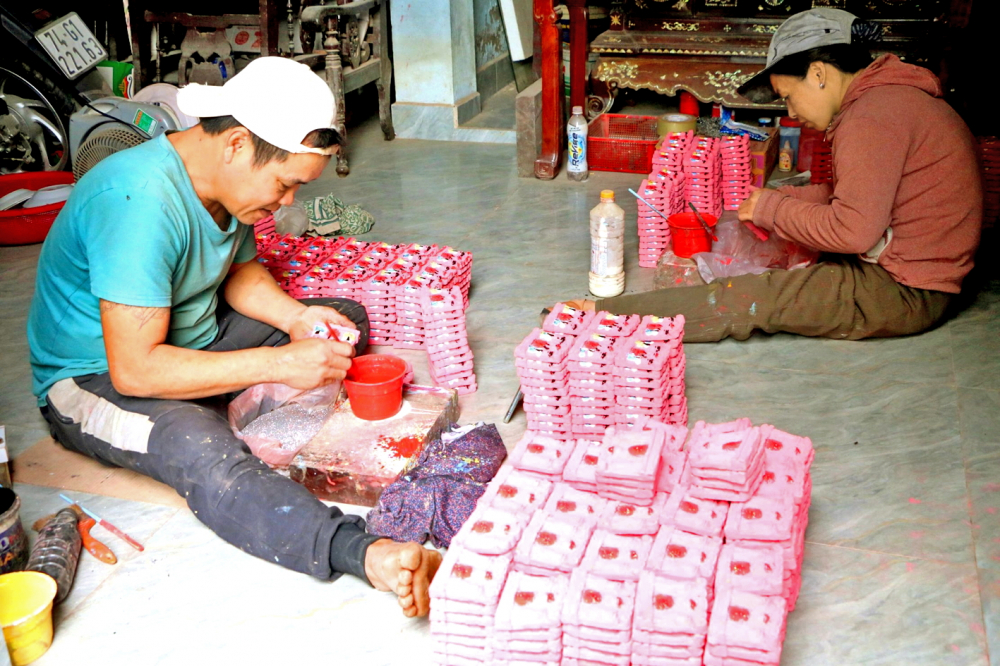 Làng nghề chạy đua sản xuất để cung ứng cho thị trường tết Nghề làm tượng ông Táo ở làng Địa Linh (phường Hóa Châu, TP Huế) hối hả vào vụ tết - ẢNH: THUẬN HÓA